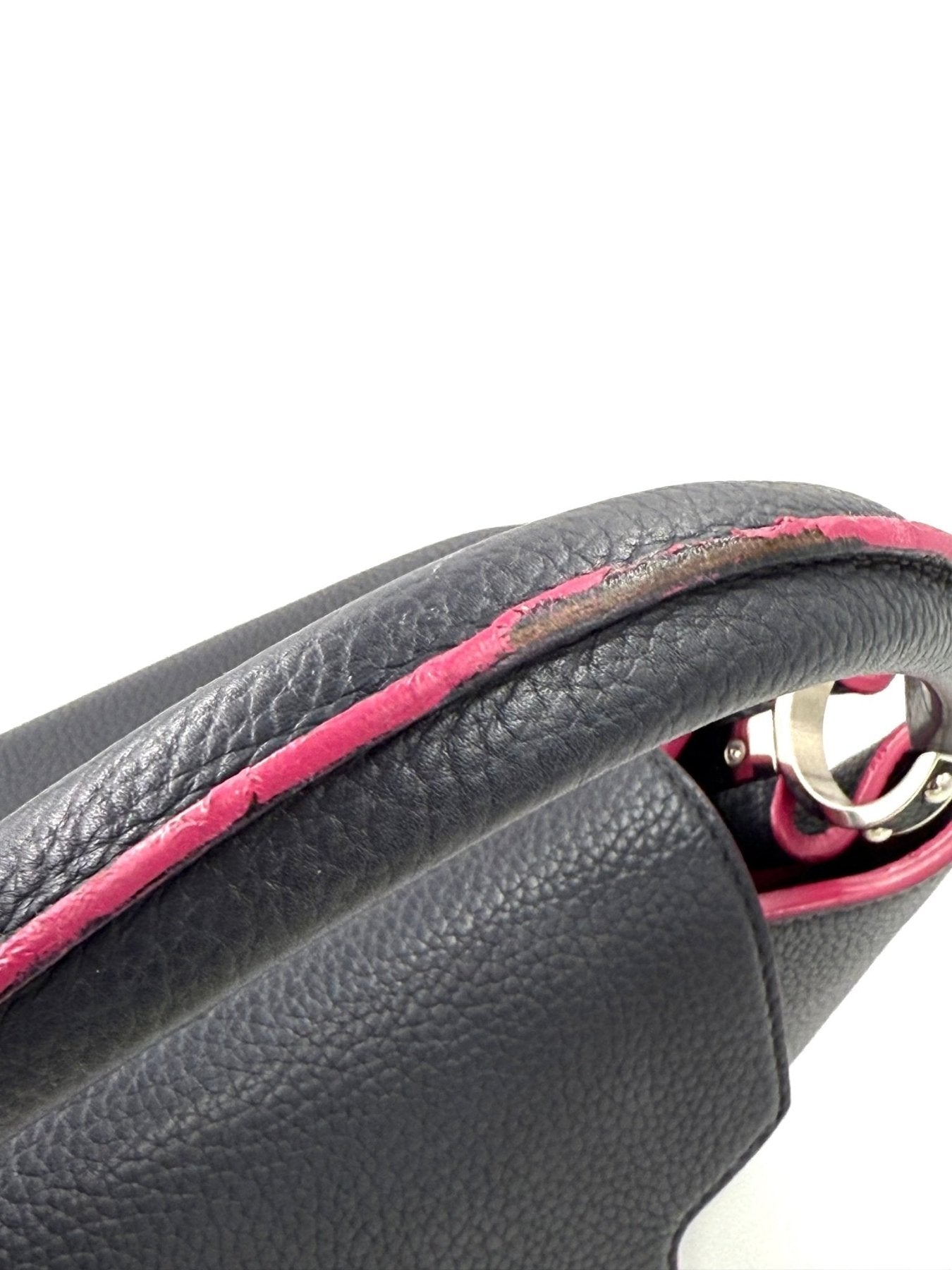 Louis Vuitton Capucines MM Handtasche in dunkelblauem Taurillon Leder mit pinkfarbenen Akzenten und goldfarbenen Beschlagen