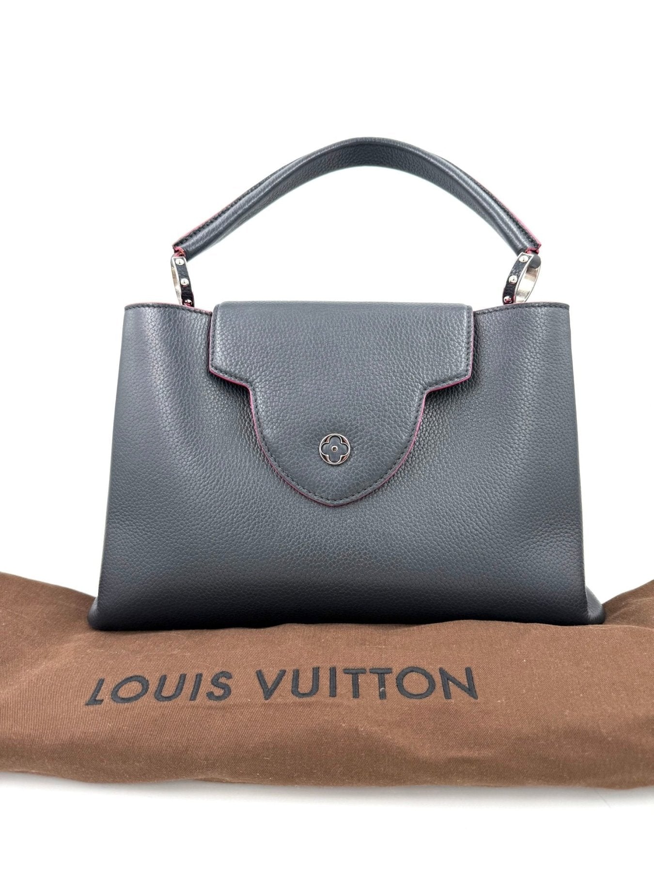 Louis Vuitton Capucines MM Handtasche in dunkelblauem Taurillon Leder mit goldfarbenen Details und LV-Logo