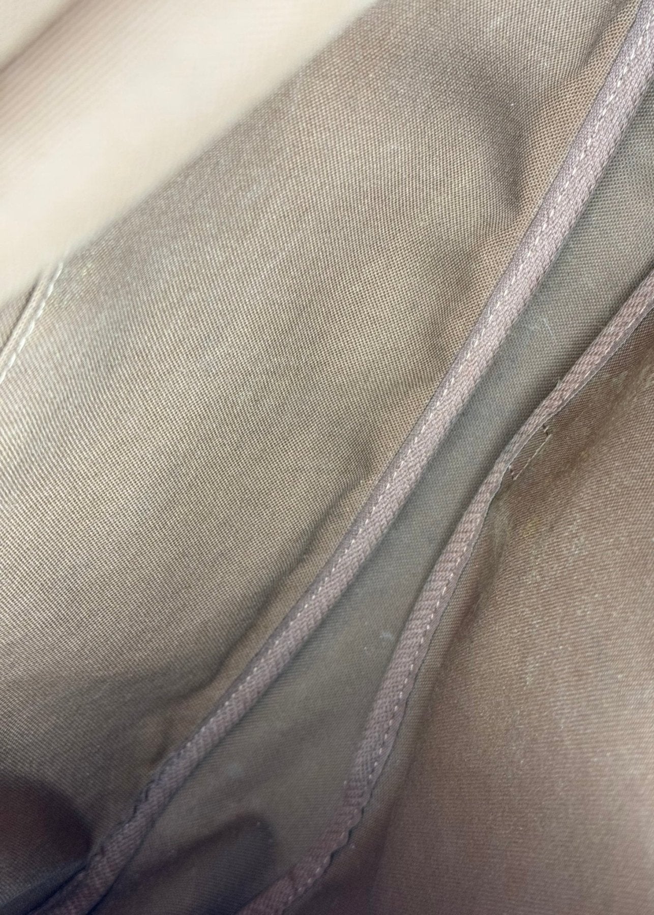 Louis Vuitton Saumur 35 Innenfutter Detail mit Nahten und Textilmaterial in hellem Grau