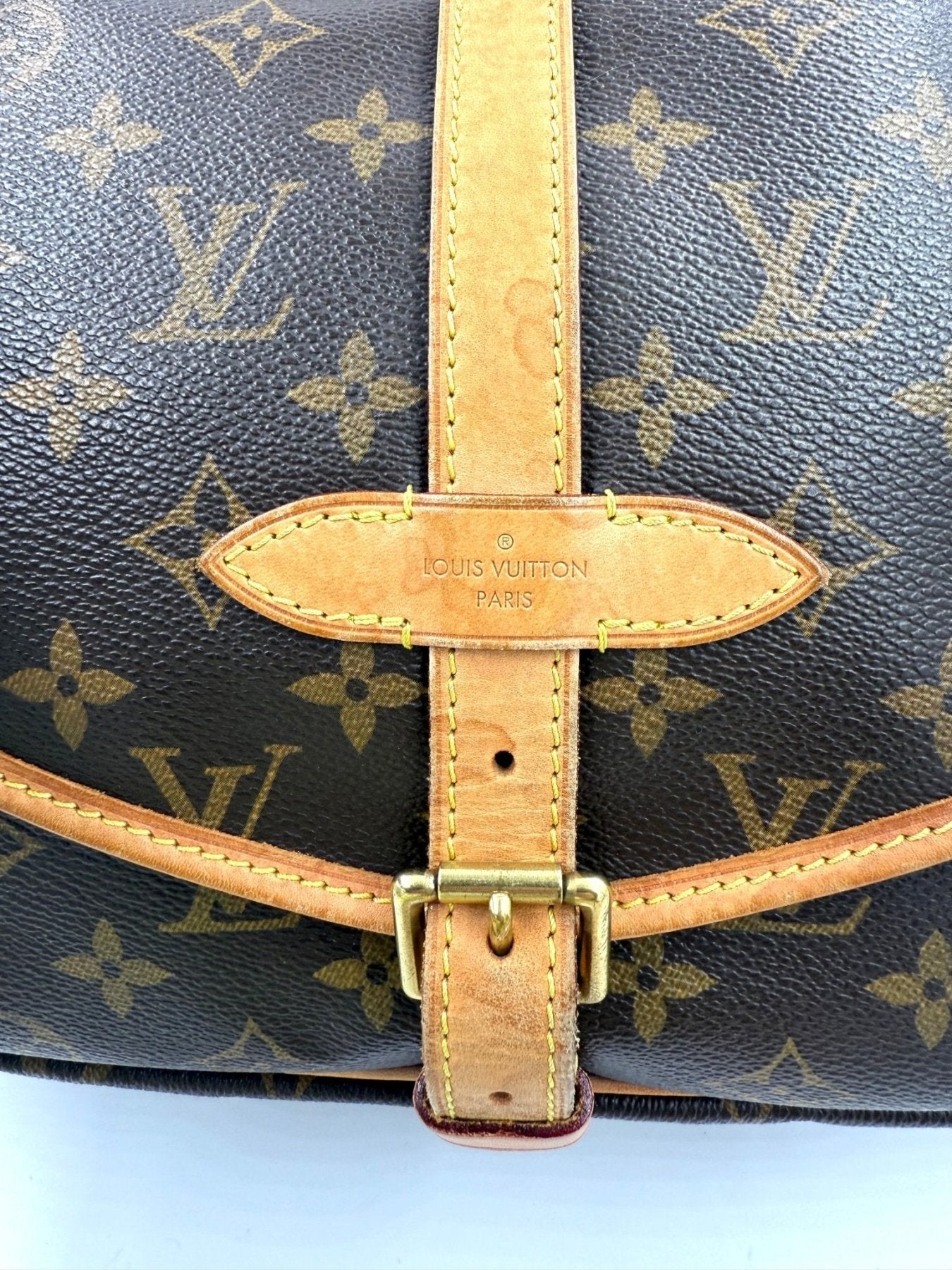 Louis Vuitton Saumur 35 Monogram Canvas Tasche mit beigem Lederriemen und Schnallenverschluss, Detailaufnahme der Markenplakette