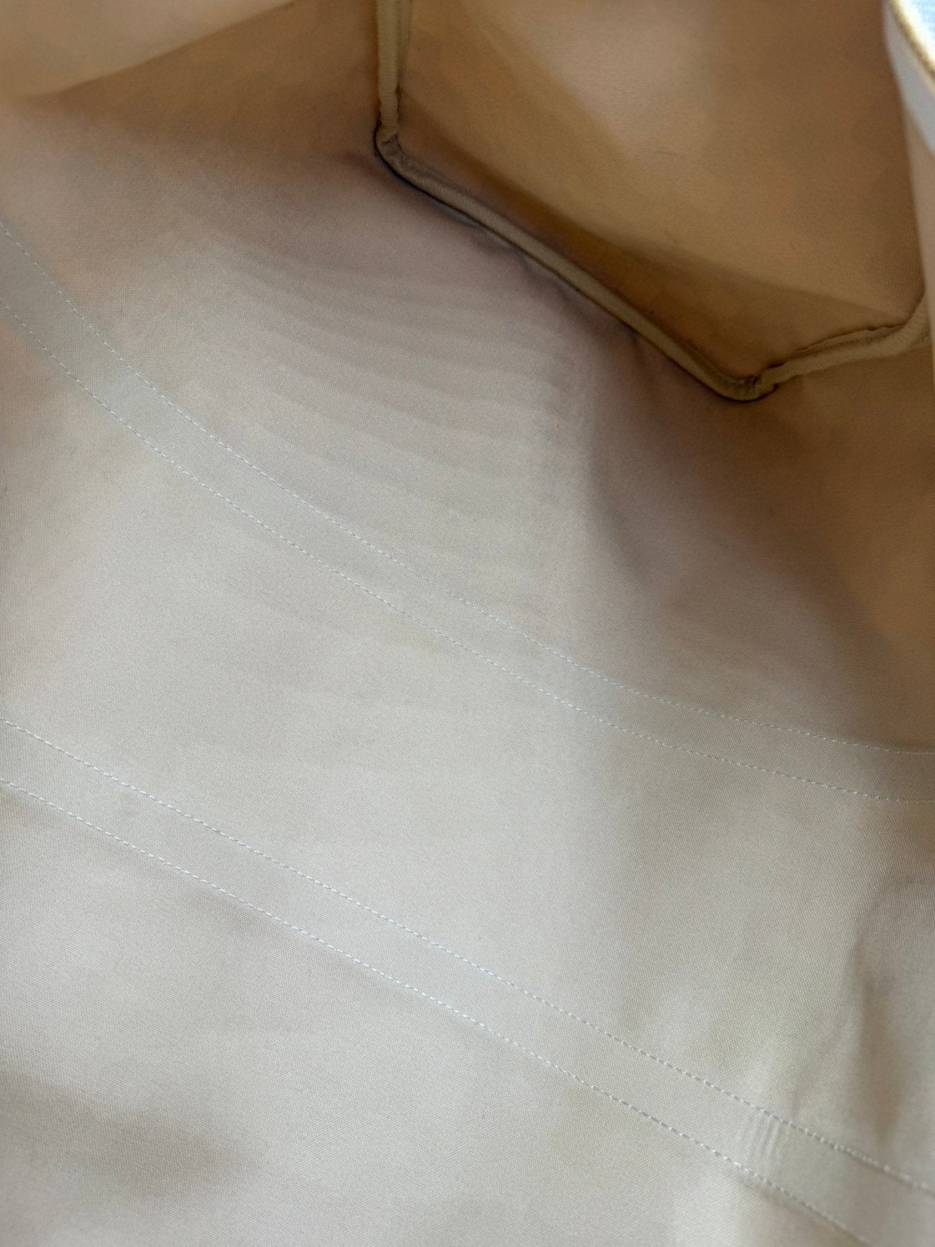 Innenfutter der Louis Vuitton Keepall 50 Damier Azur Tasche in beige mit feiner Nahtlinie, sehr sauberer Zustand