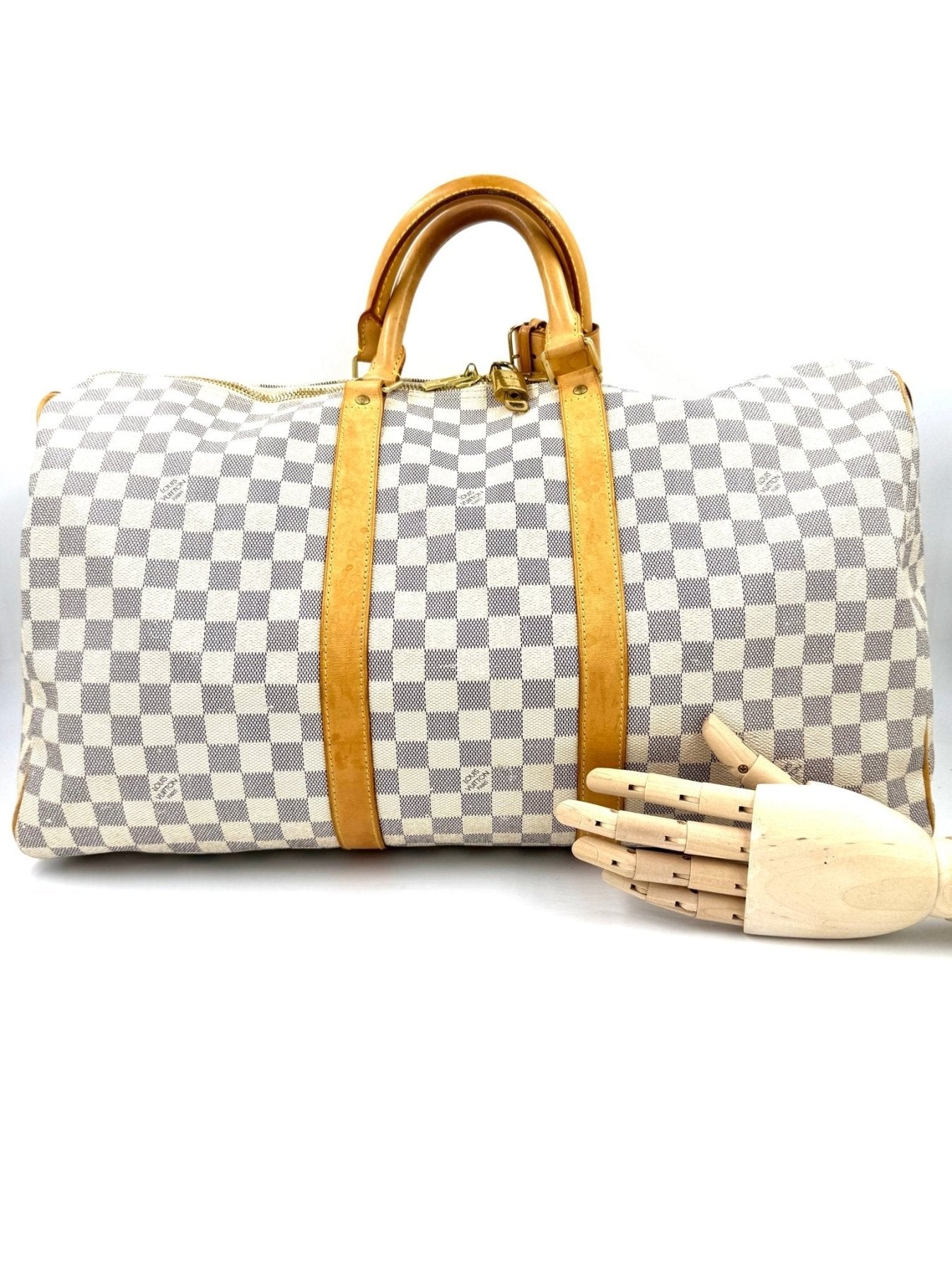 Louis Vuitton Keepall 50 Damier Azur Reisetasche mit hellem Schachbrettmuster und braunen Ledergriffen in Seitenansicht