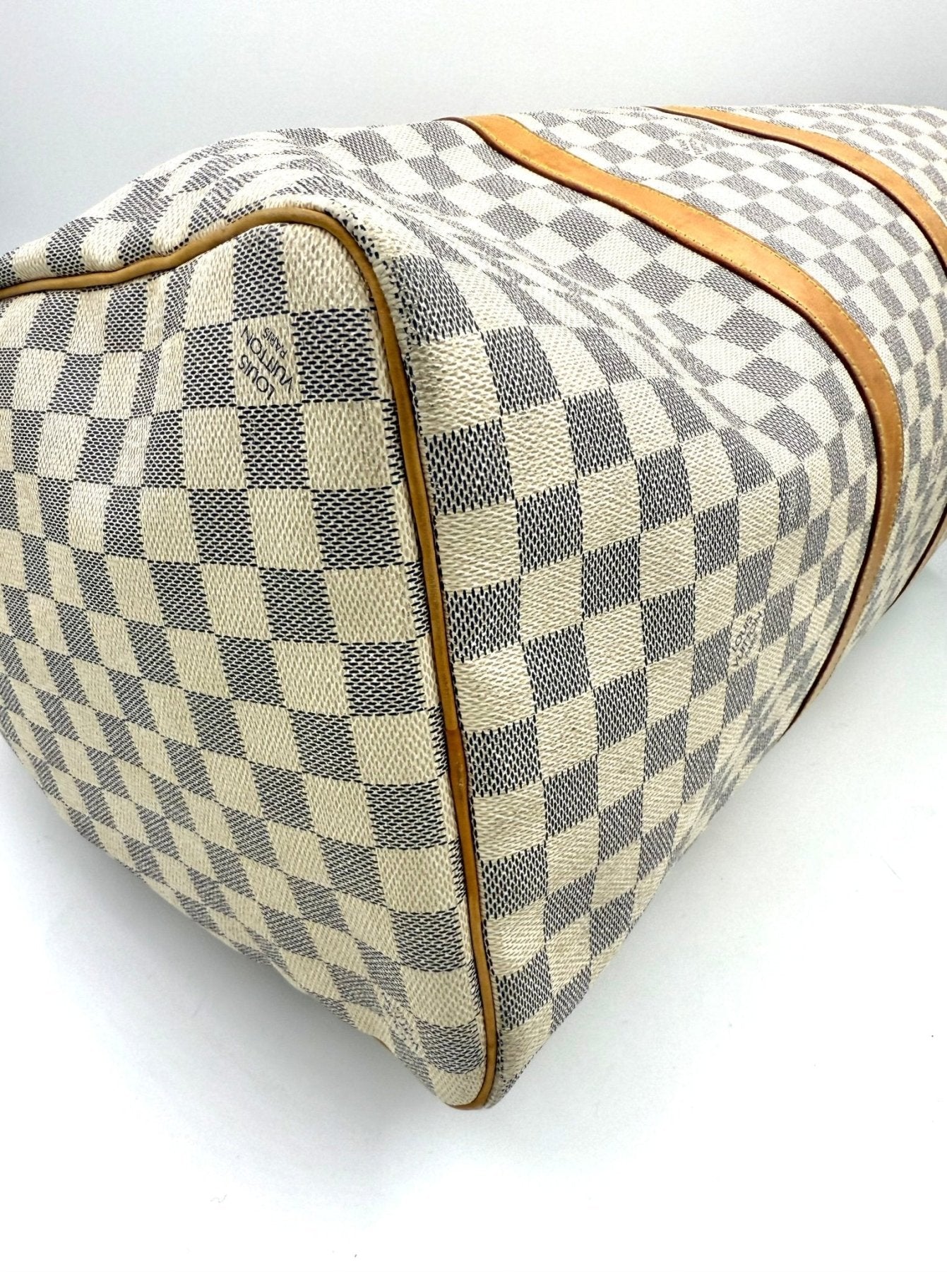 Louis Vuitton Keepall 50 Damier Azur Reisetasche in hellgrau-weissem Schachbrettmuster mit Lederdetails und goldenen Beschlagen