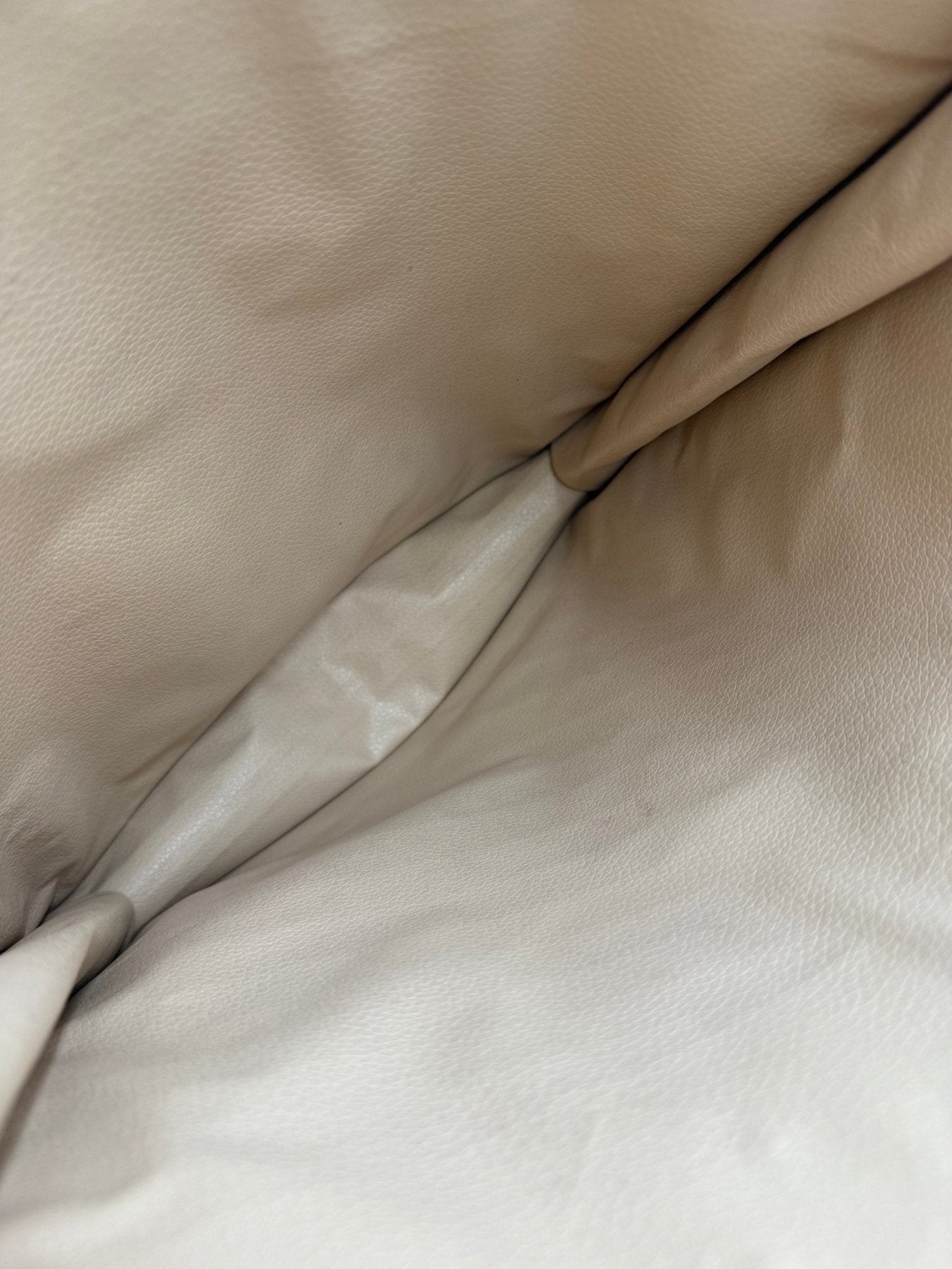 Louis Vuitton Sac Plat Innenfutter aus beigem Leder, Detailaufnahme der hochwertigen Verarbeitung im Vintage-Zustand
