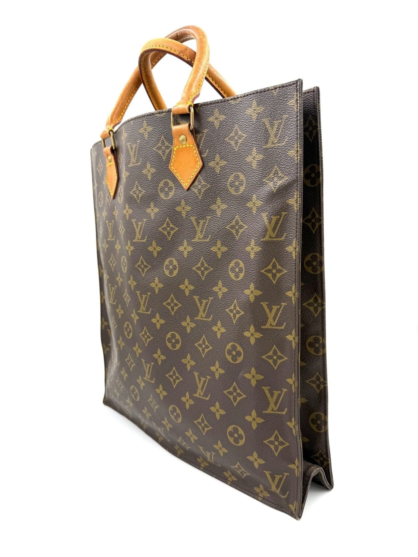 Louis Vuitton Sac Plat Handtasche aus Monogram Canvas mit Ledergriff, seitliche Ansicht auf weissem Hintergrund