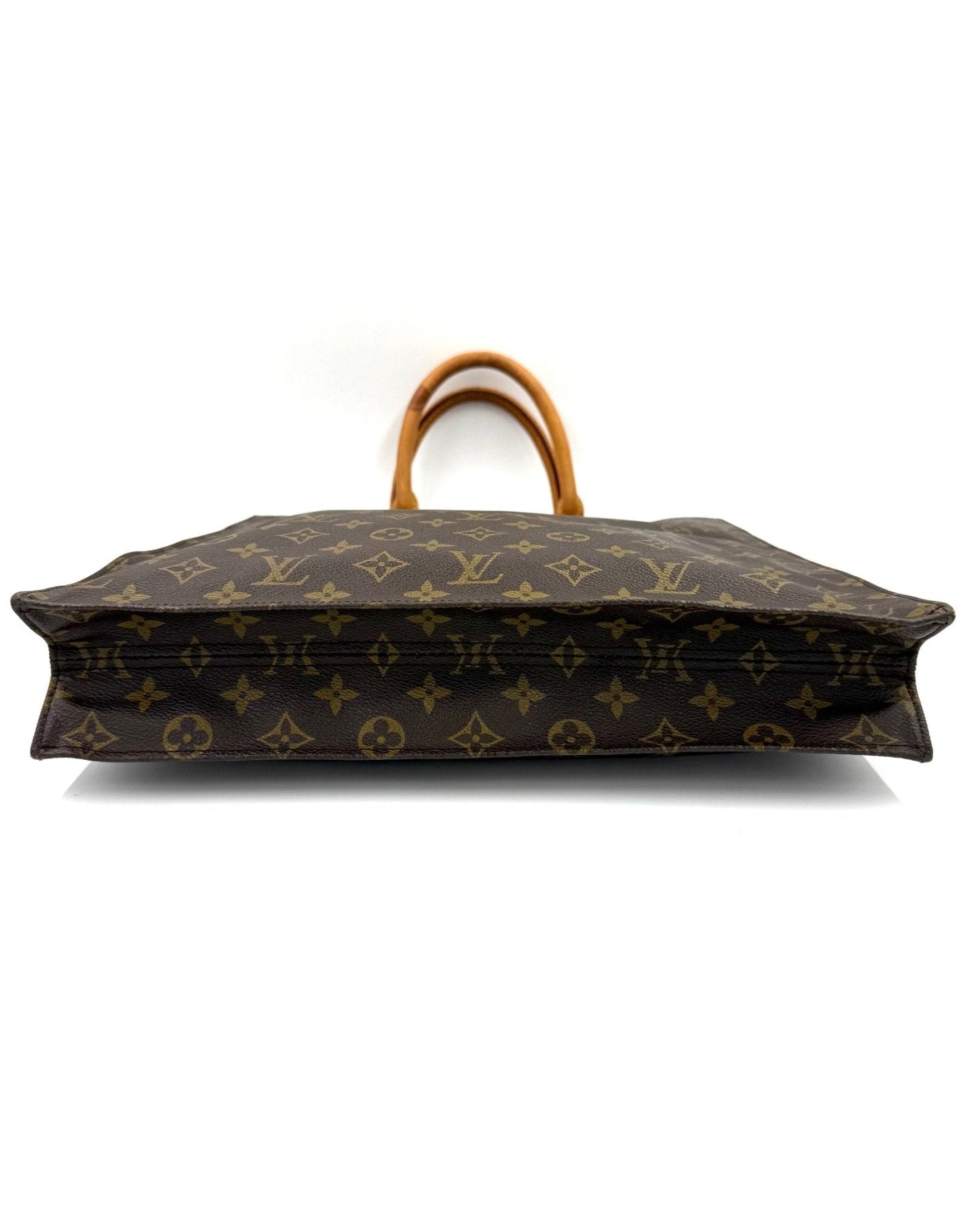 Louis Vuitton Sac Plat Monogram Canvas Handtasche mit braunem Monogrammmuster und hellbraunen Ledergriffen, Seitenansicht
