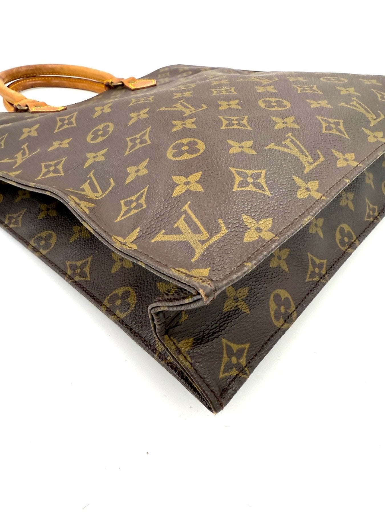 Louis Vuitton Sac Plat Vintage Handtasche aus Monogram Canvas mit braunen Ledergriffen, seitliche Detailansicht