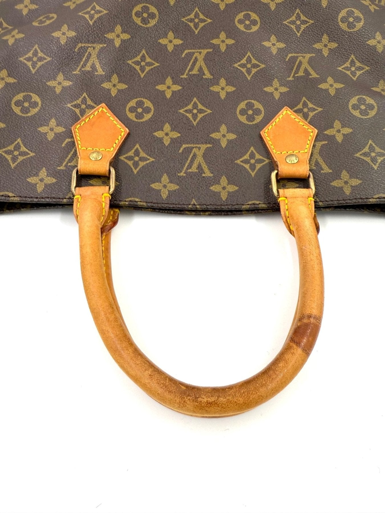 Louis Vuitton Sac Plat Handtasche aus Monogram Canvas mit braunen Ledergriffen und klassischem LV Muster, Vintage Zustand