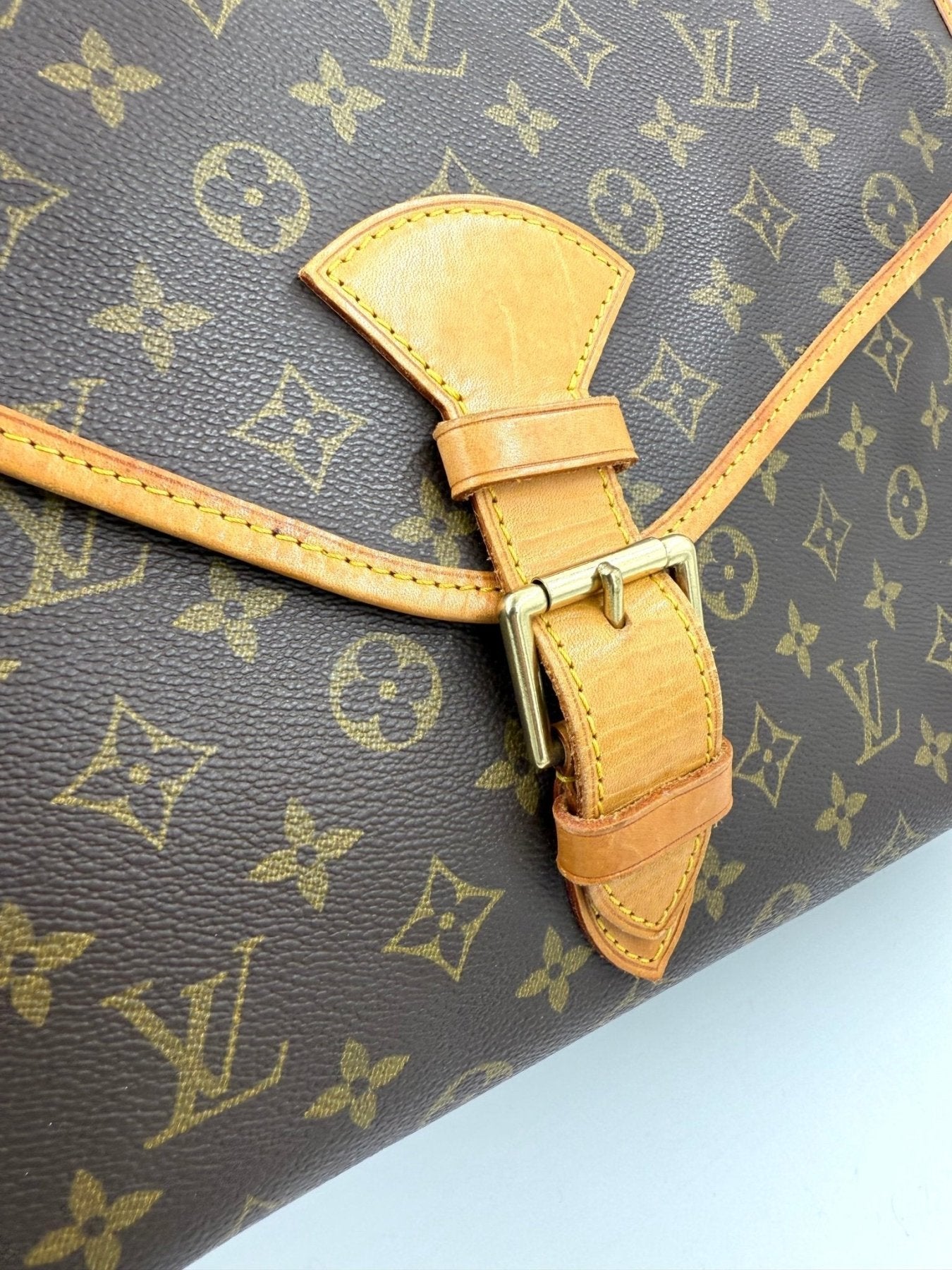 Louis Vuitton Bel Air Monogram Canvas Vintage Tasche mit braunem LV Monogram Muster und hellbraunen Lederdetails, Schnalle vorne