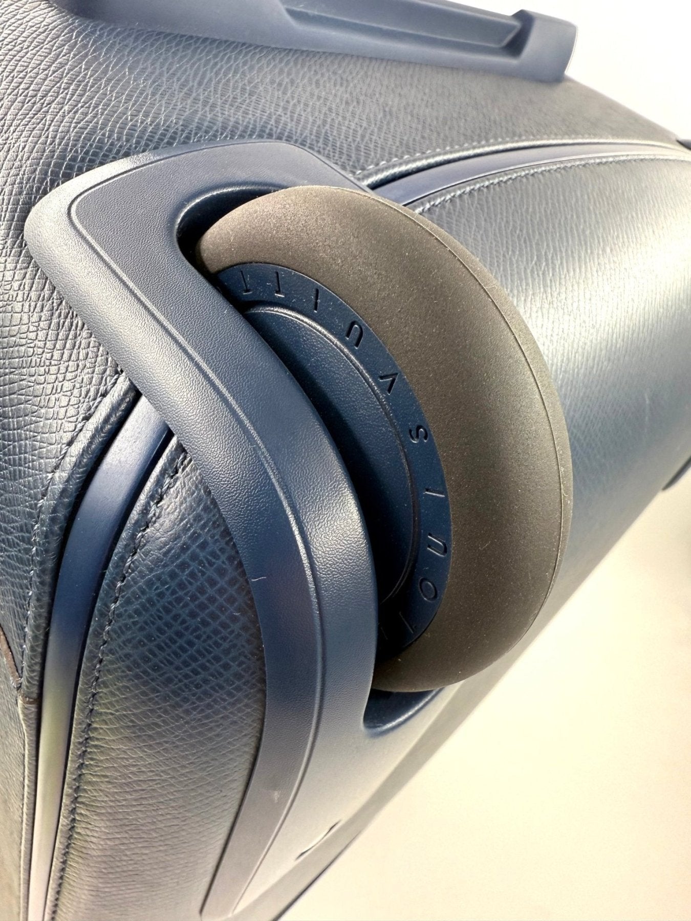 Louis Vuitton Pegase Koffer aus blauem Taigaleder mit Teleskopgriff und Rollen, Detailansicht der robusten Konstruktion
