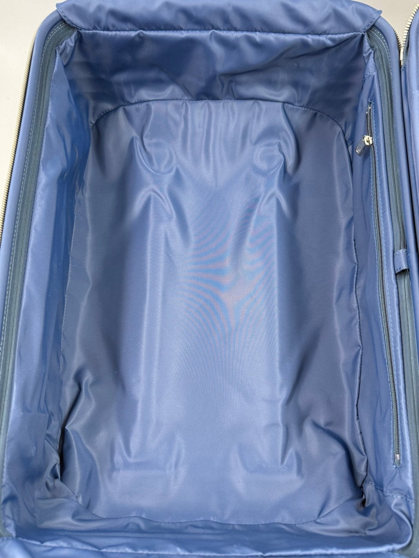 Innenansicht Louis Vuitton Pegase Koffer in blauem Taigaleder mit geräumigem Hauptfach und hochwertiger Stoffauskleidung