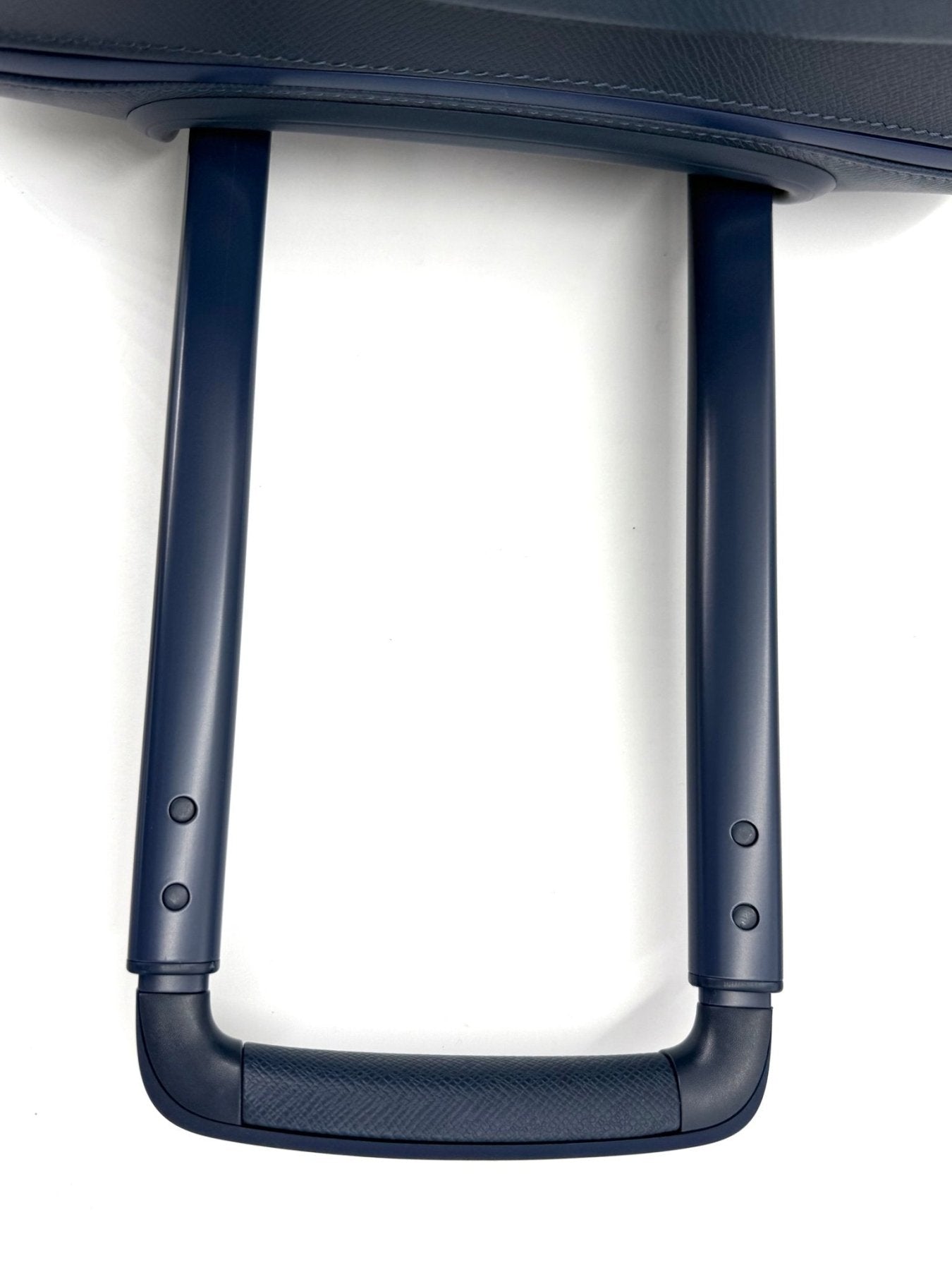 Ausziehbarer Teleskopgriff des Louis Vuitton Pegase Koffers in marineblau mit robustem Griffdesign und Metallbeschlagen