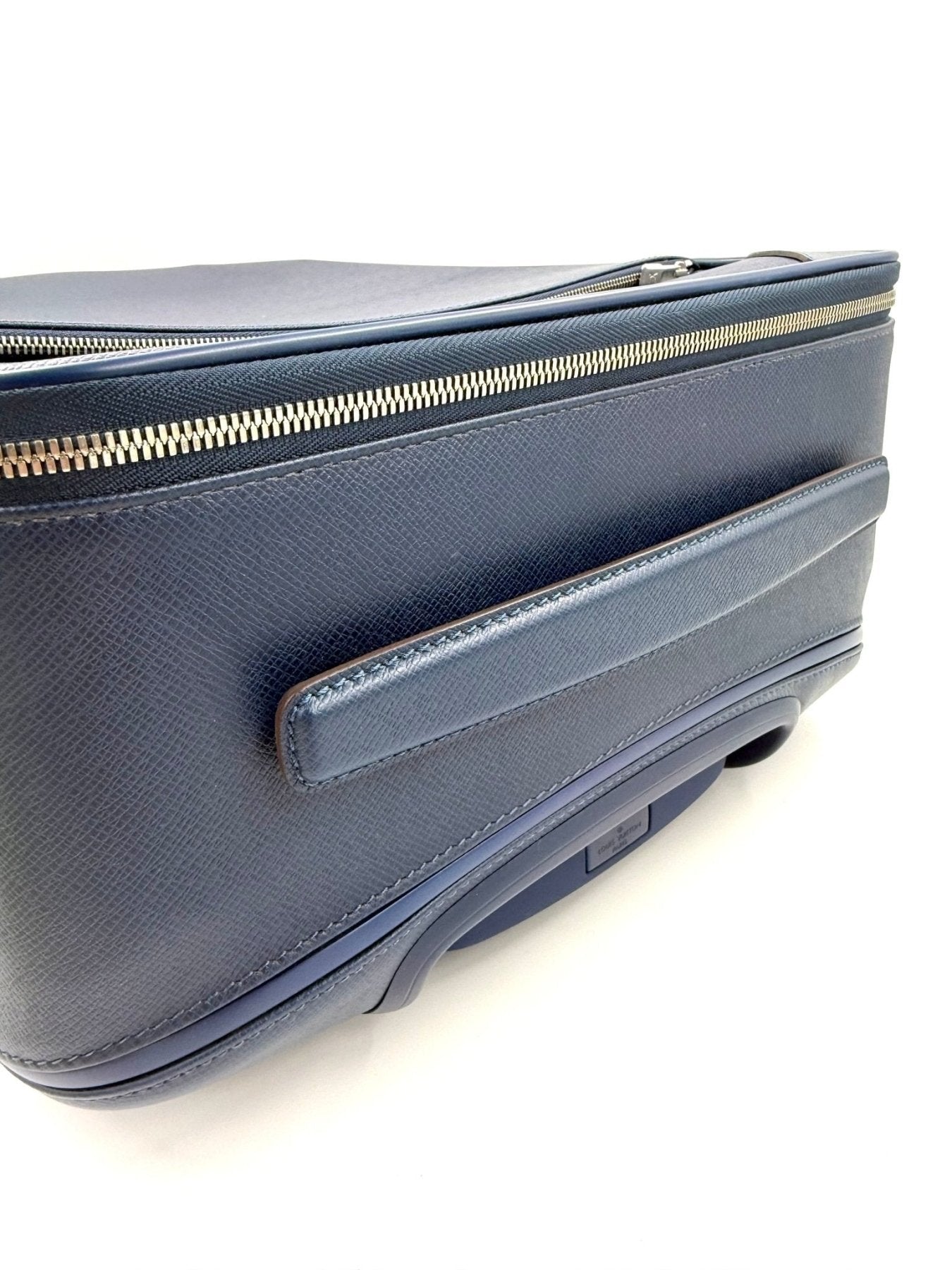 Louis Vuitton Pegase Koffer in blauem Taigaleder mit Reissverschluss und Metallbeschlagen, Detailansicht der Kante