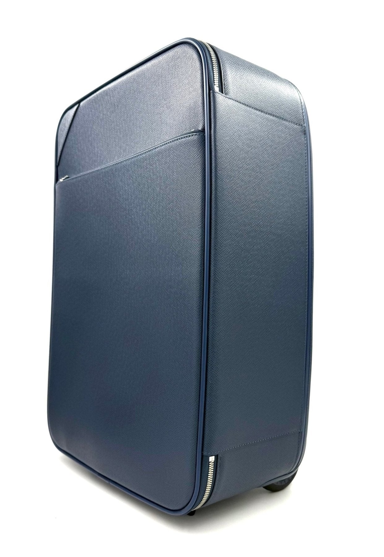 Louis Vuitton Pegase Koffer in blauem Taigaleder, eleganter Trolley mit Reissverschluss und Rollen auf weissem Hintergrund