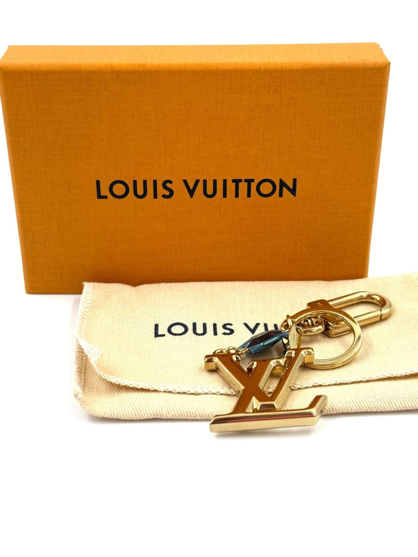 Louis Vuitton Facettes Schluesselanhaenger in Gold mit Box und Staubbeutel, elegantes Design mit LV-Logo