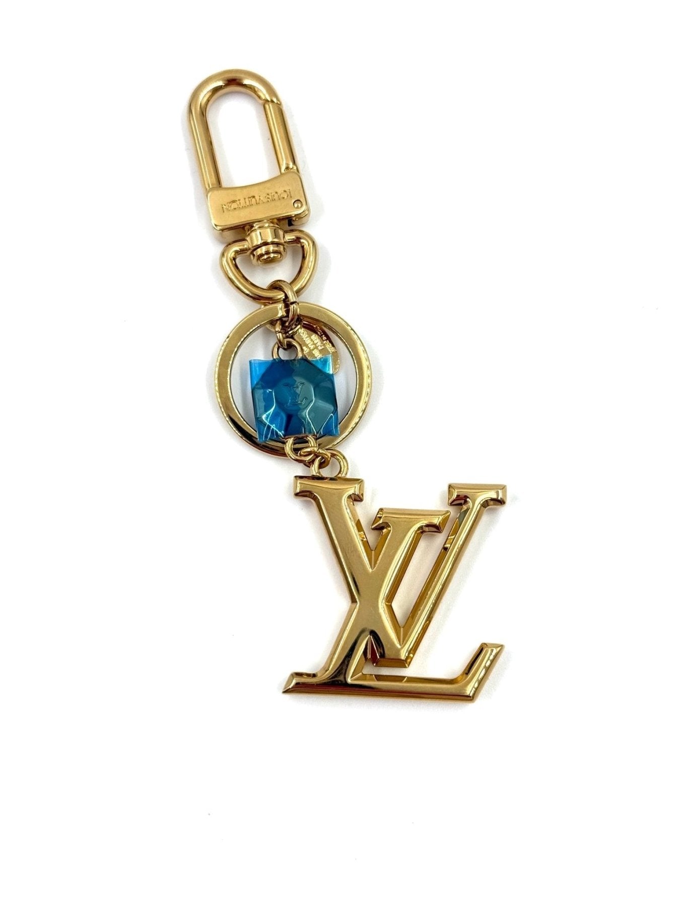 Louis Vuitton Facettes Schluesselanhaenger in goldfarben mit LV Logo und blauem Kristallstein, eleganter Taschenanhänger