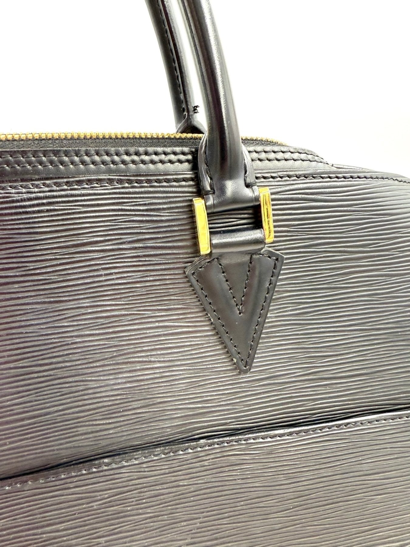 Louis Vuitton Sorbonne Epi Handtasche in Schwarz mit charakteristischer Epi-Lederpragung und goldfarbenen Details