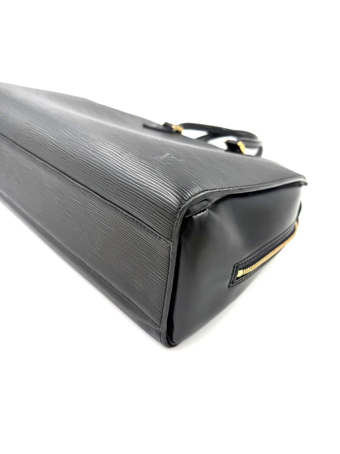 Louis Vuitton Sorbonne Epi Handtasche in Schwarz, Seitenansicht zeigt strukturiertes Leder und goldene Hardware