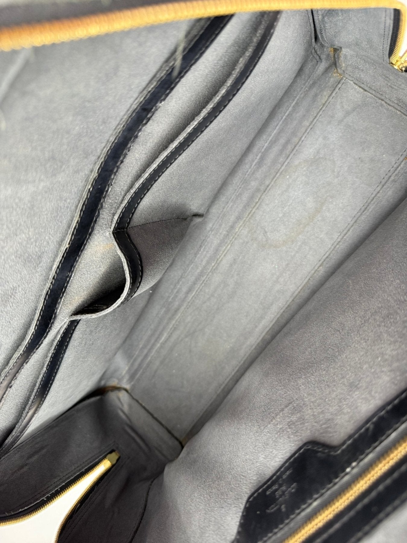 Innenansicht der Louis Vuitton Sorbonne Epi Tasche in schwarz mit grauen Alcantara-Innenfächern und goldenen Details