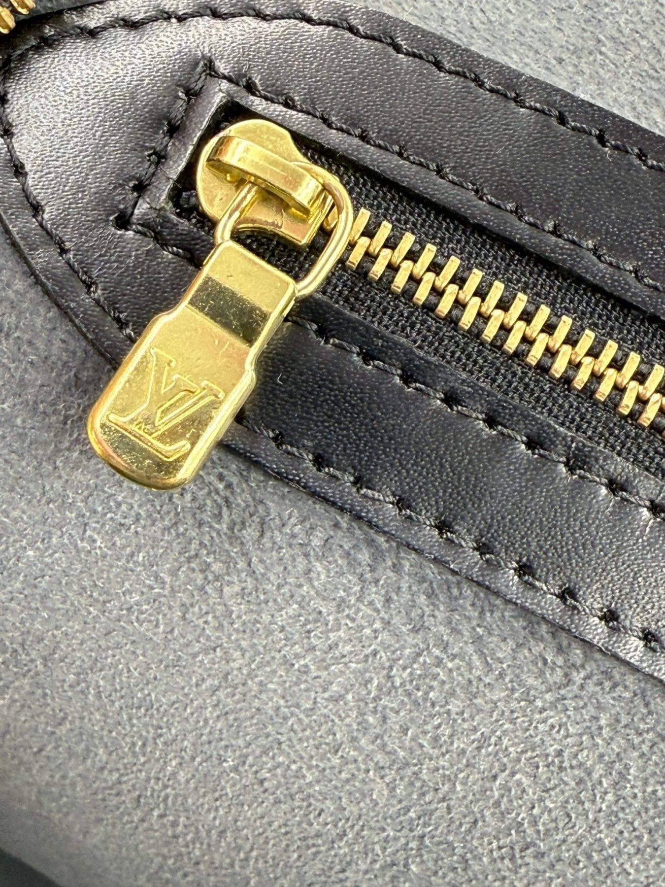 Louis Vuitton Sorbonne Epi Tasche in schwarz mit goldenem Reissverschluss und LV-Logo auf dem Zipper