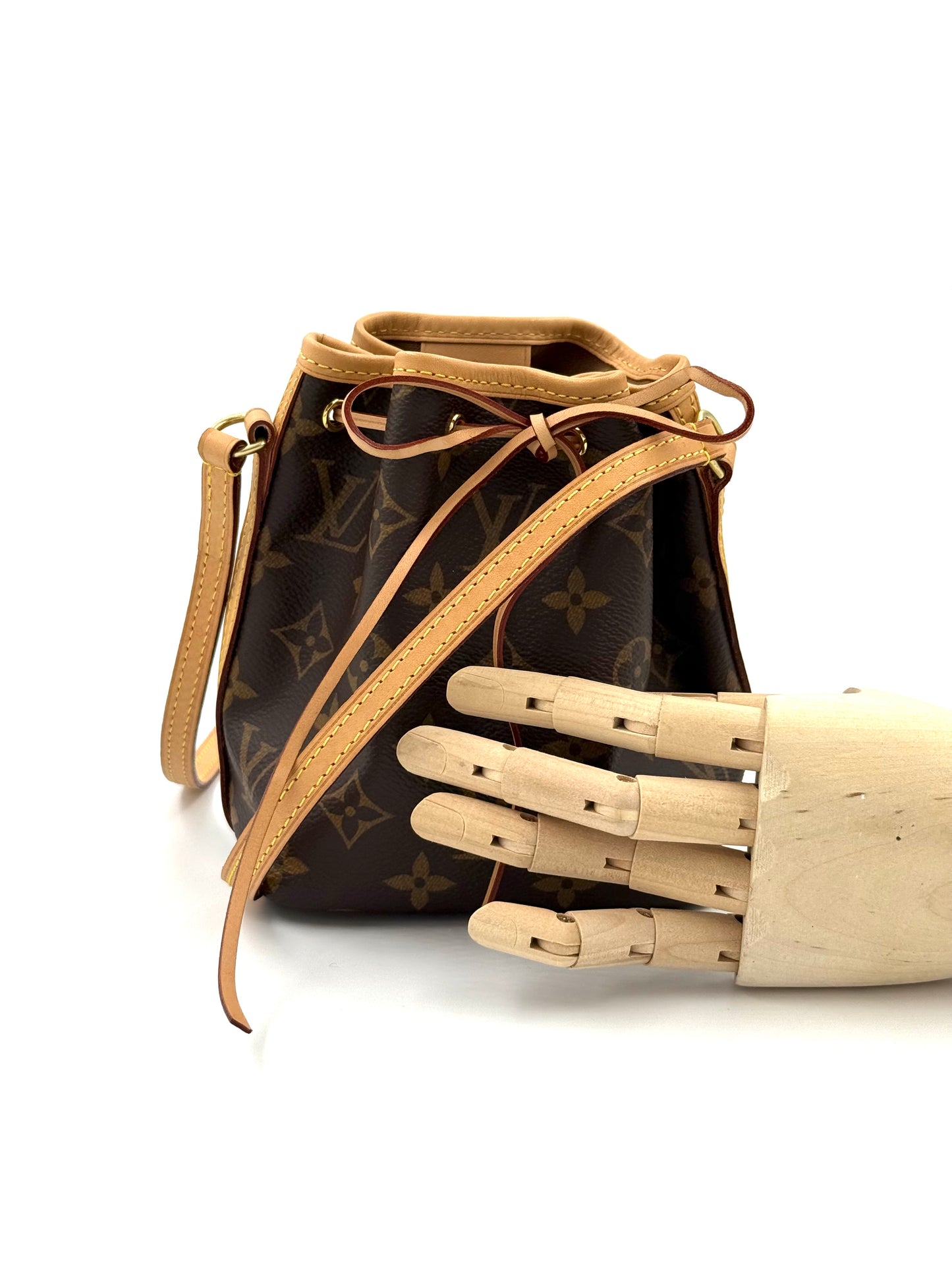 LOUIS VUITTON Nano Noe Monogram Canvas, kleine handliche Tasche mit Kordelzugverschluss und verstellbarem Schulterriemen.