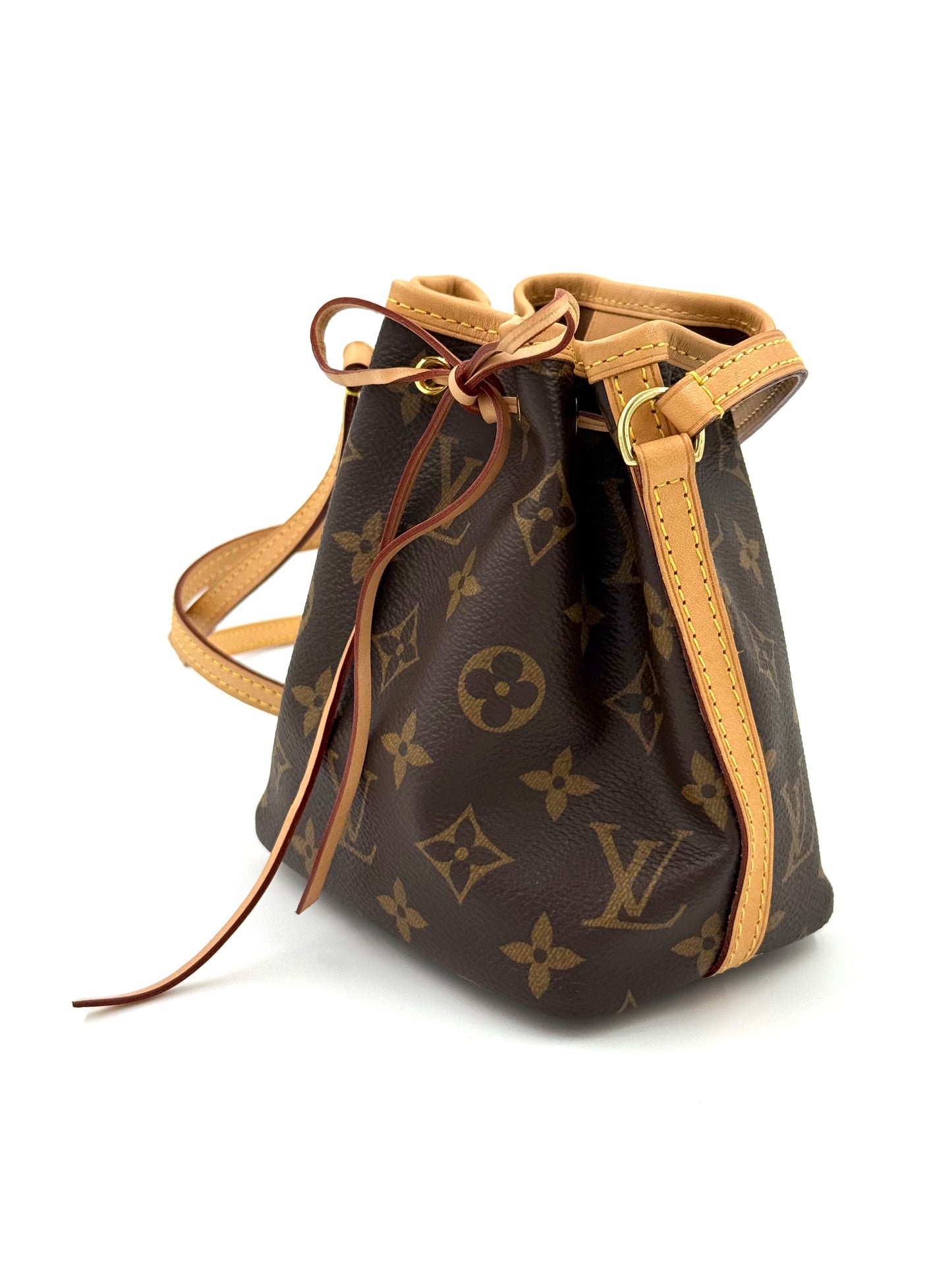 LOUIS VUITTON Nano Noe Monogram Canvas Tasche aus robustem Canvas mit verstellbarem Schulterriemen und Kordelzugverschluss.