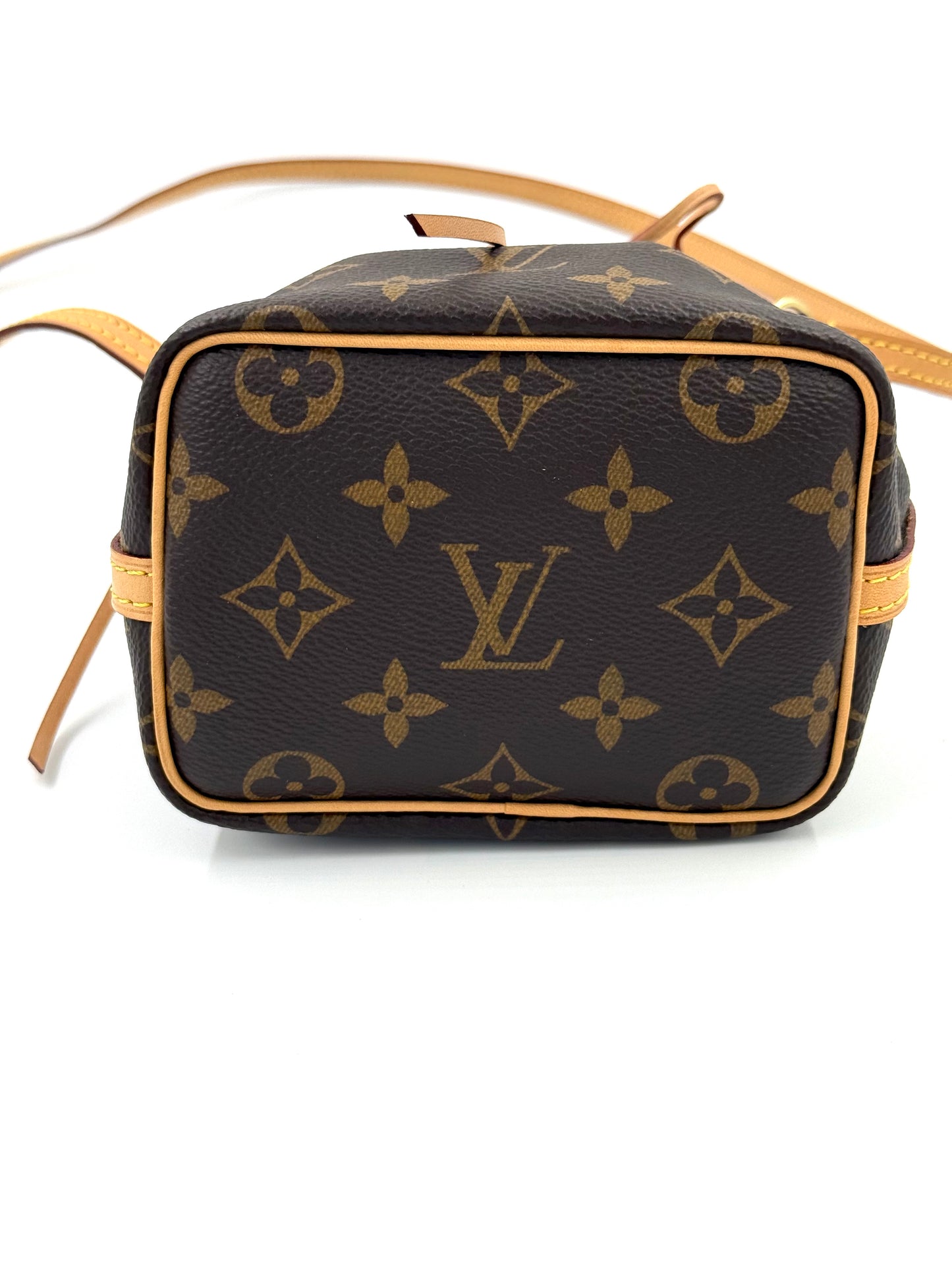 LOUIS VUITTON Nano Noe Monogram Canvas Tasche aus robustem Canvas mit verstellbarem Lederriemen, neuwertig.