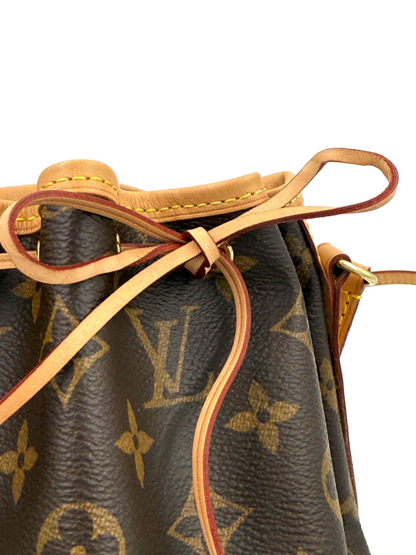 LOUIS VUITTON Nano Noe Monogram Canvas mit Kordelzugverschluss aus strapazierfähigem Canvas in neuwertigem Zustand.