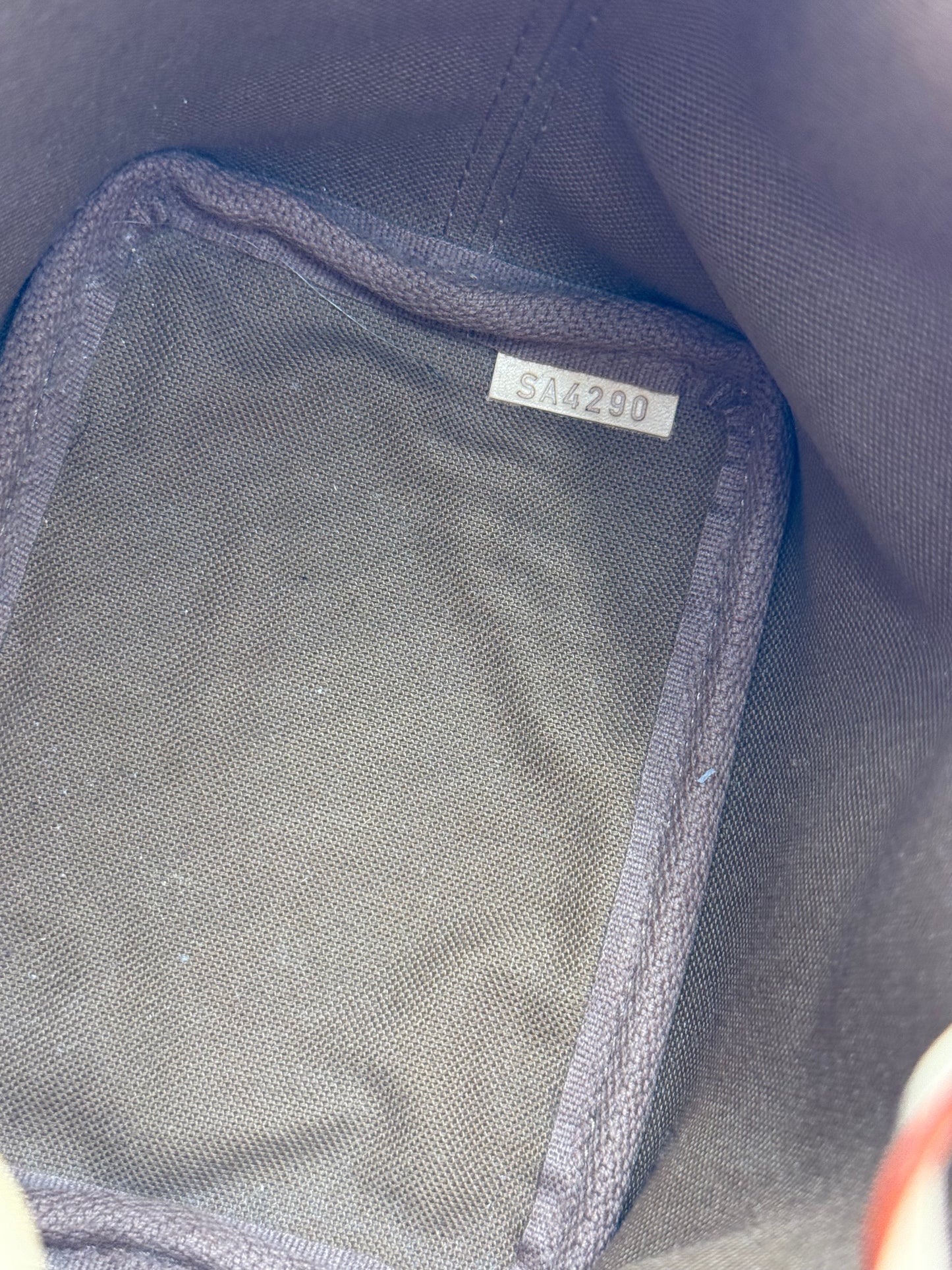 LOUIS VUITTON Nano Noe Monogram Canvas Innenansicht mit seriennummer, hochwertiges Canvas-Innenfutter, neuwertig.