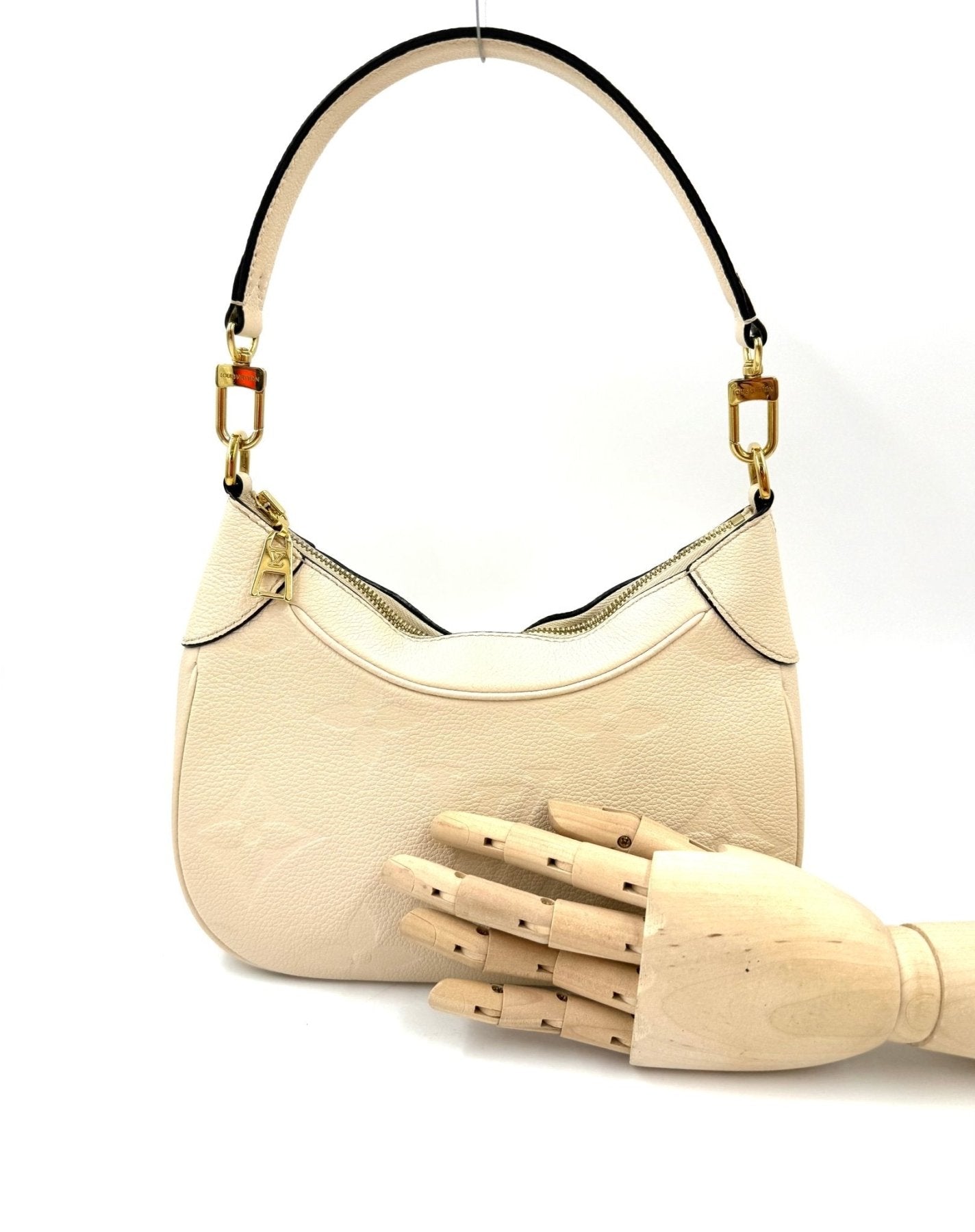Louis Vuitton Bagatelle Monogram Empreinte Handtasche in Creme mit gepraegtem LV-Logo und goldfarbenen Beschlaegen