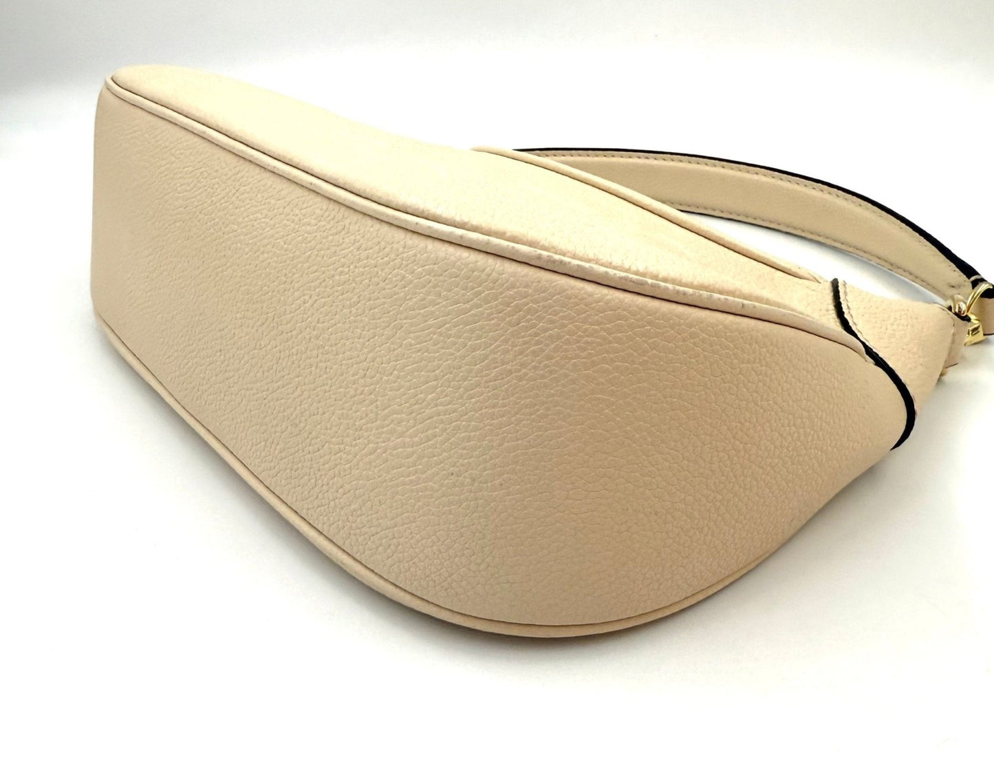 Louis Vuitton Bagatelle Handtasche in cremefarbenem Monogram Empreinte Leder mit eleganter Struktur und goldenen Details