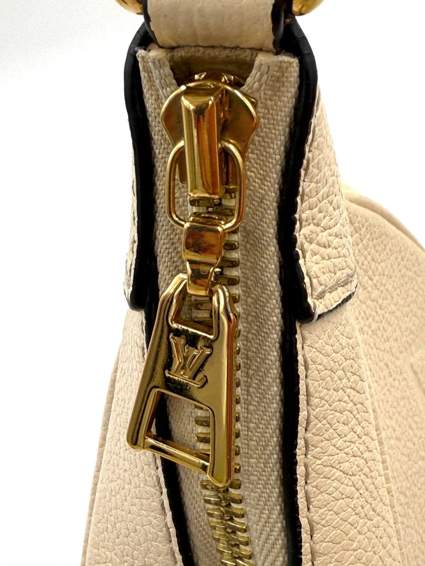 Louis Vuitton Bagatelle Handtasche in Creme mit goldenem Reissverschluss und Monogram Empreinte Lederpraegung