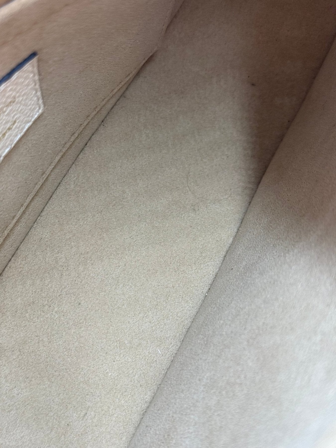 Nahaufnahme des Innenfutters der Louis Vuitton Bagatelle Monogram Empreinte in creme mit Alcantara-Material