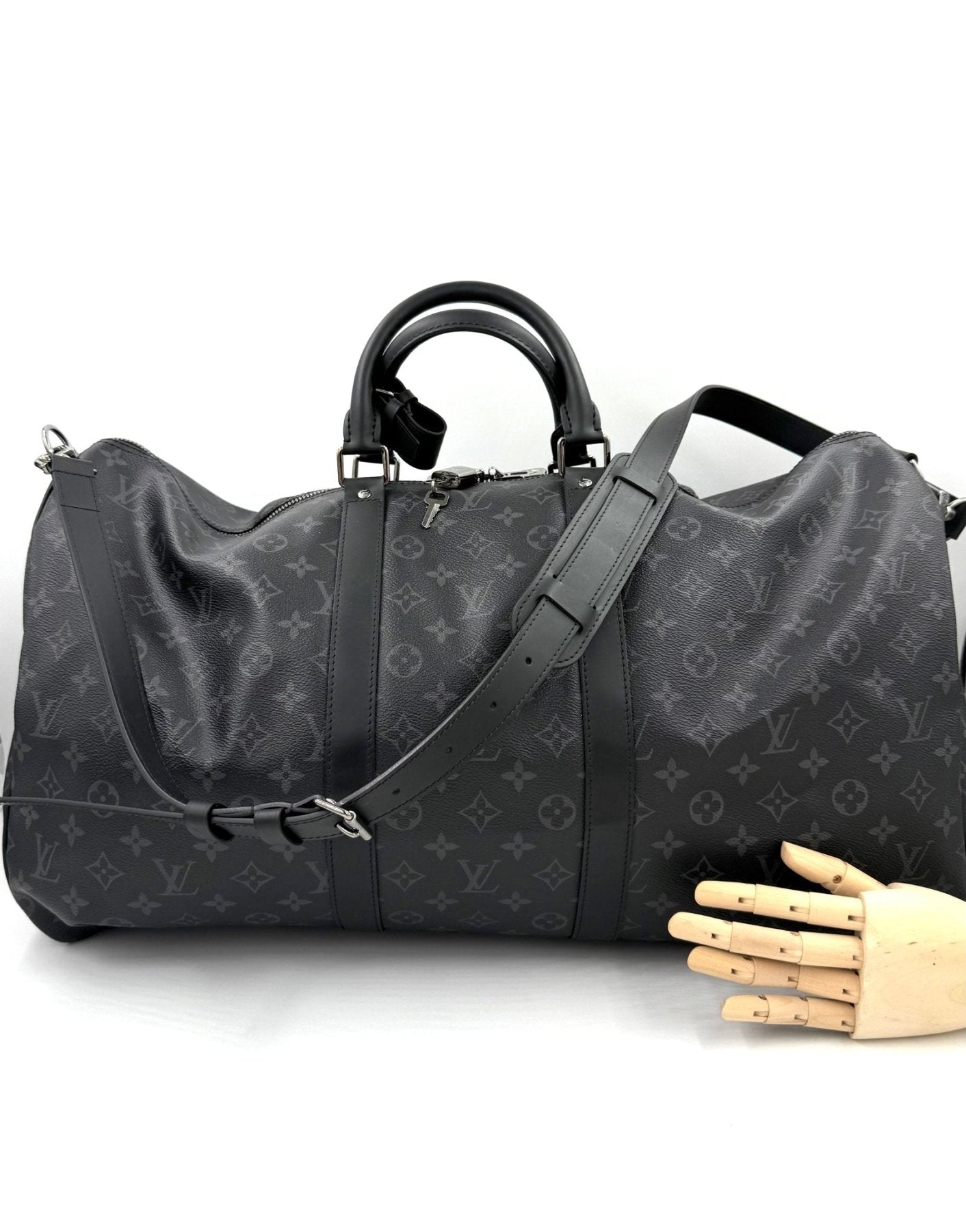 Louis Vuitton Keepall 55 Monogram Eclipse Bandouliere Reisetasche in schwarz mit abnehmbarem Schulterriemen, seitlich fotografiert