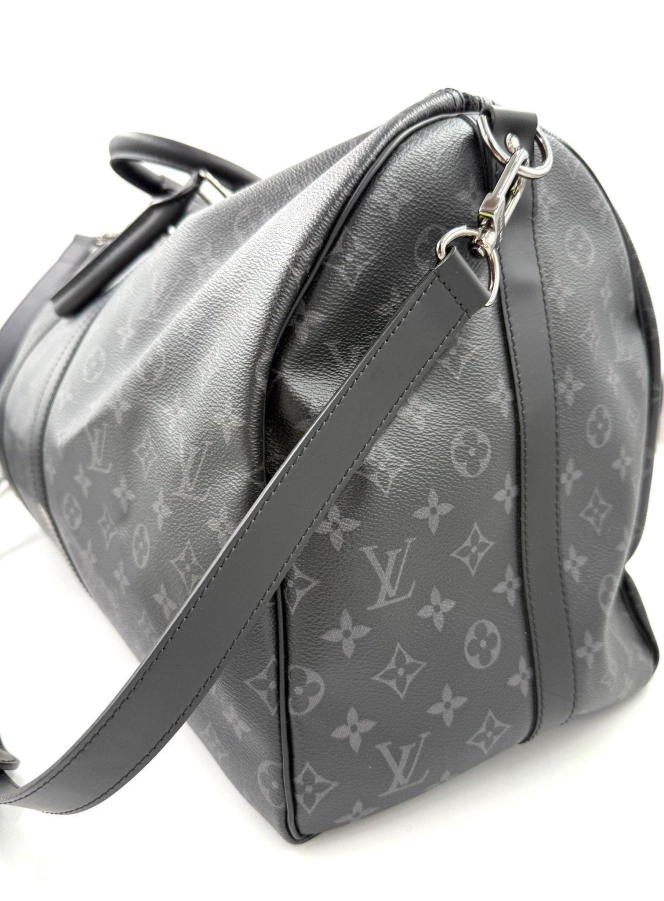 Louis Vuitton Keepall 55 Monogram Eclipse Reisetasche in grau mit Schulterriemen und charakteristischem LV-Muster