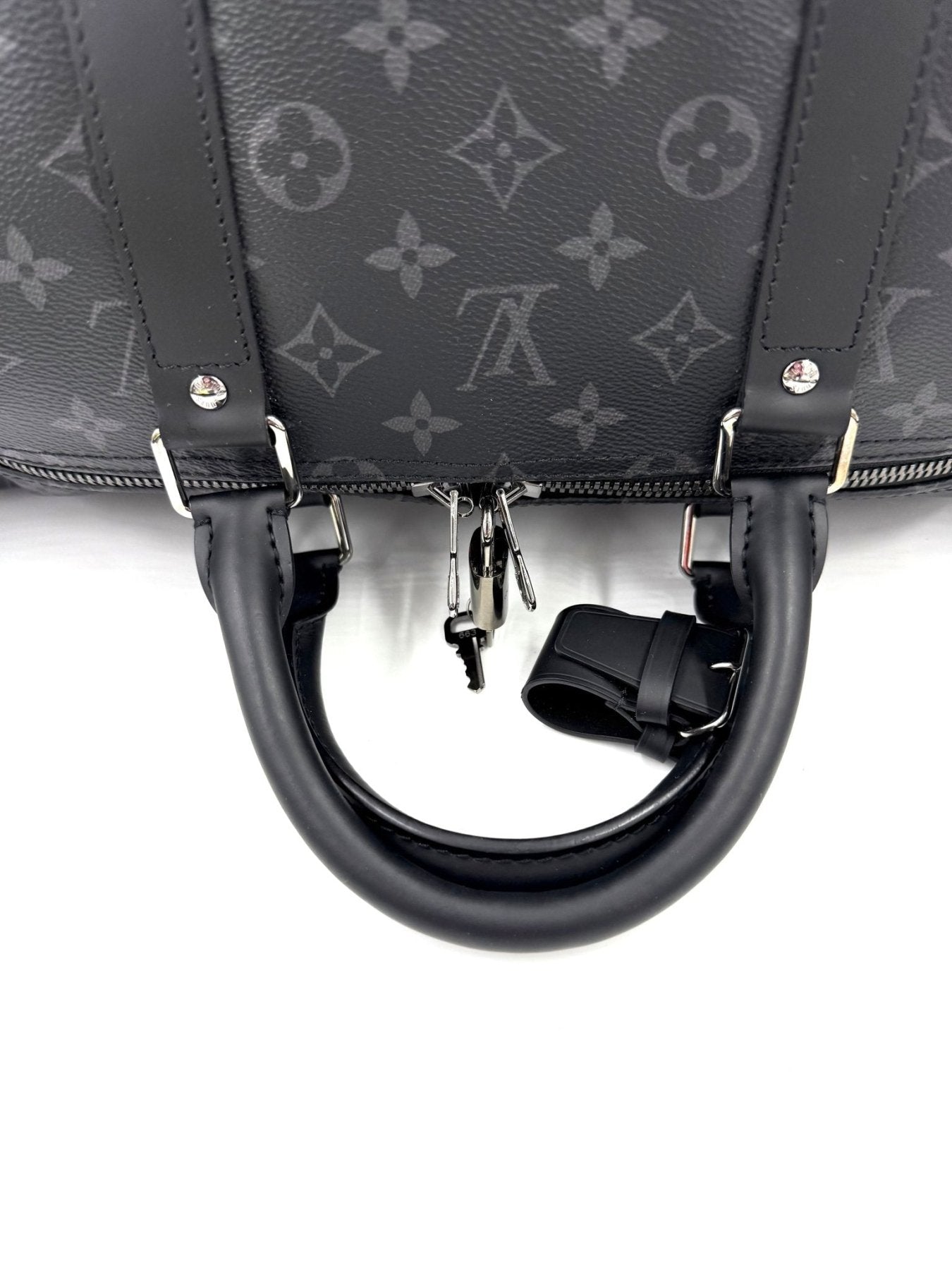 Louis Vuitton Keepall 55 Monogram Eclipse Reisetasche mit schwarzem Ledergriff und Monogram-Muster in Grau