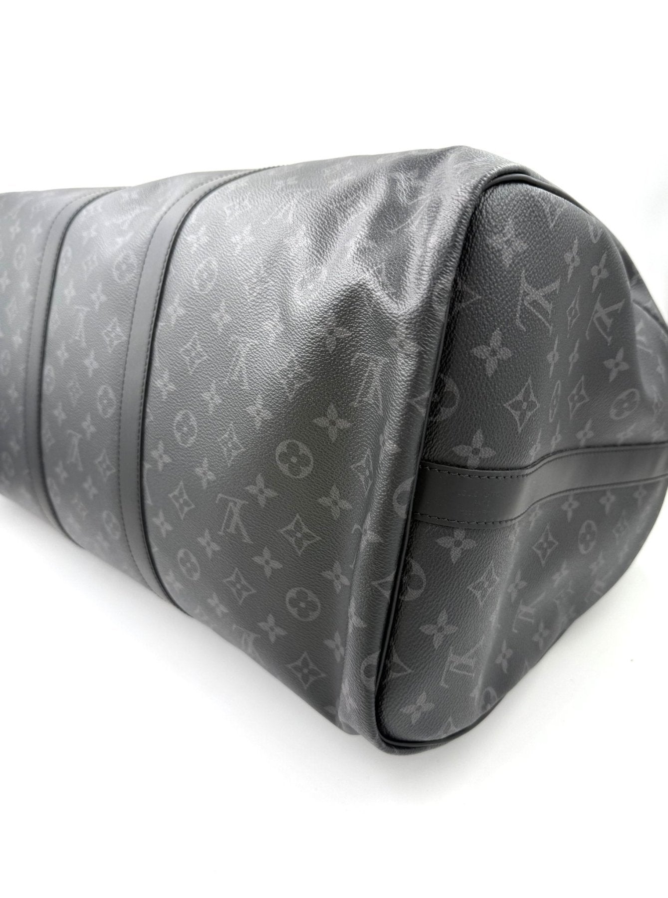 Louis Vuitton Keepall 55 Monogram Eclipse Reisetasche in grau mit charakteristischem LV Muster, Seitenansicht.