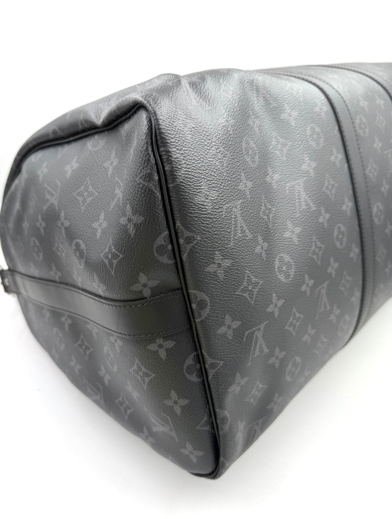 Louis Vuitton Keepall 55 Monogram Eclipse Reisetasche in grau mit klassischem LV Muster, Nahaufnahme der Seitenansicht
