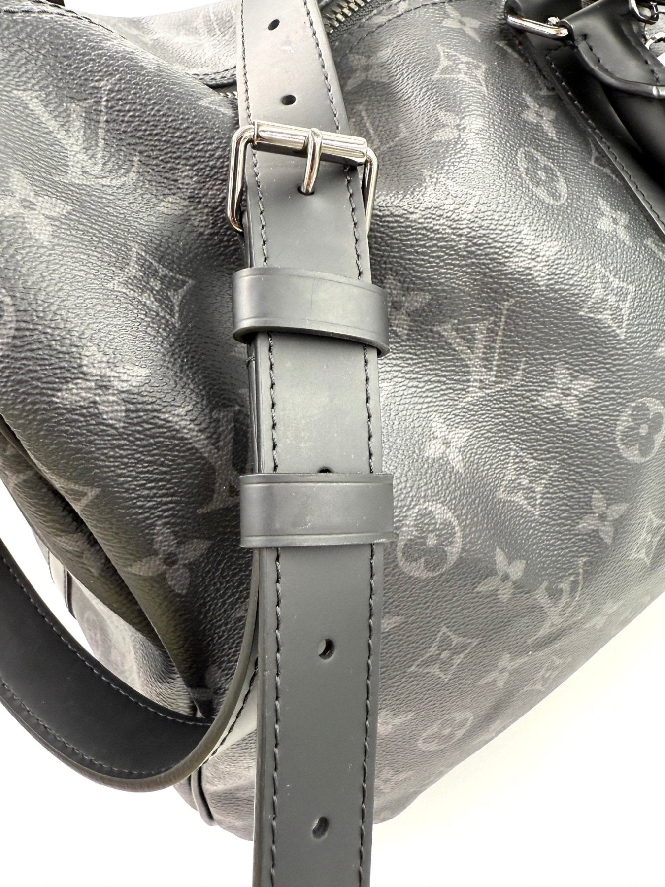 Louis Vuitton Keepall 55 Monogram Eclipse Bandouliere Reisetasche mit grauem Lederriemen und klassischem Monogramm-Muster