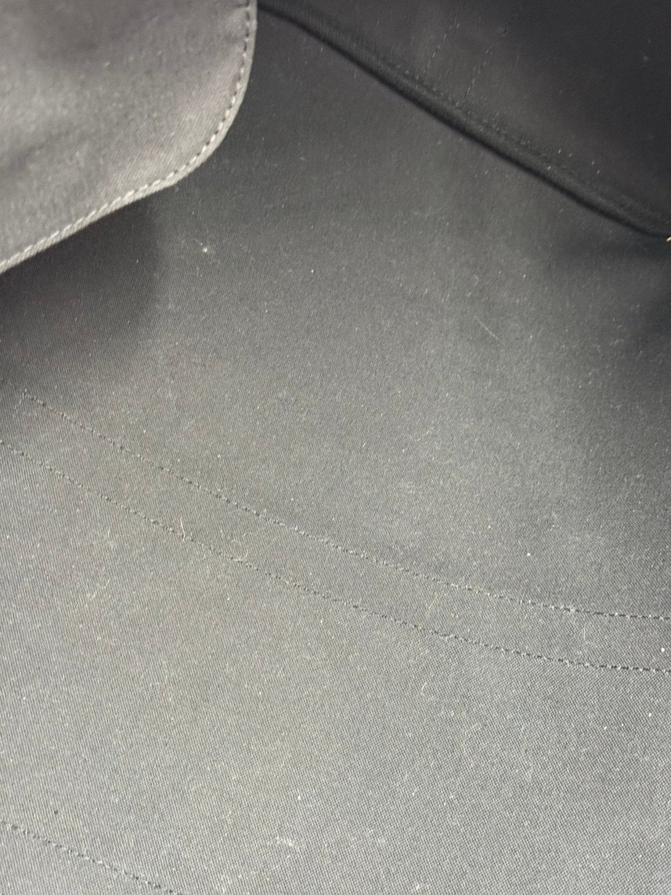Innenfutter der Louis Vuitton Keepall 55 Monogram Eclipse Bandouliere in grauem Textil, sauberer und unbeschaedigter Zustand