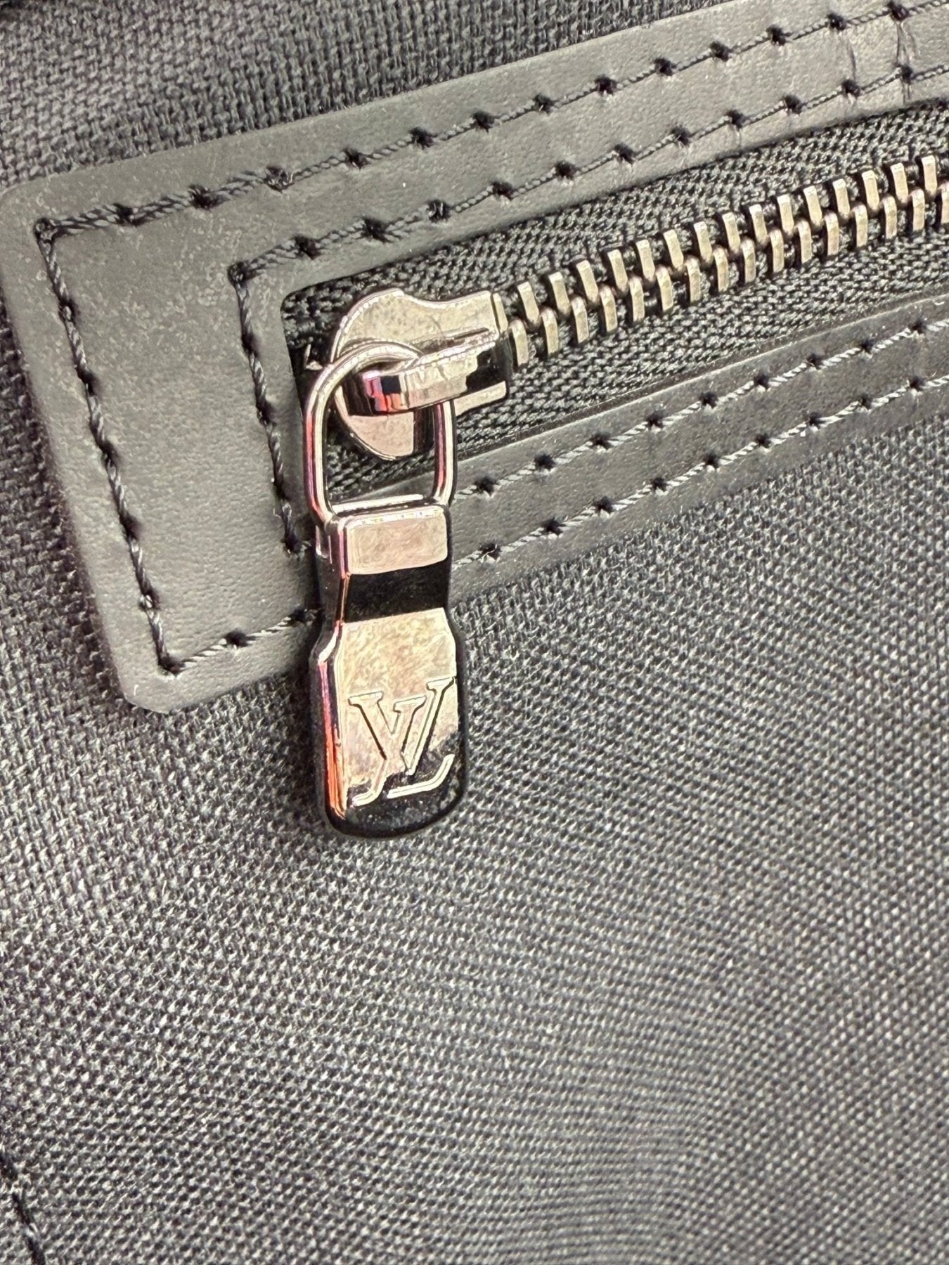 Louis Vuitton Keepall 55 Reissverschlussdetail mit LV Logo auf grauem Monogram Eclipse Canvas
