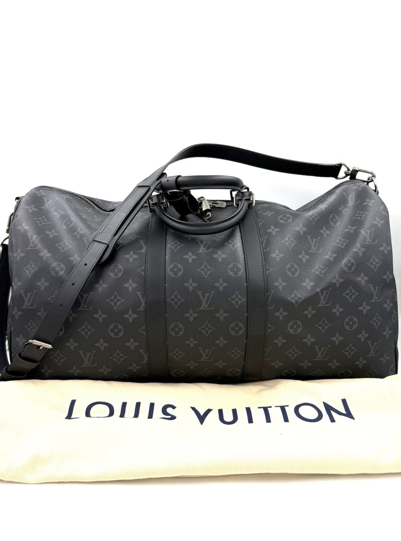 Louis Vuitton Keepall 55 Monogram Eclipse Bandouliere Reisetasche in grau mit Monogram Muster und Schulterriemen auf Staubbeutel
