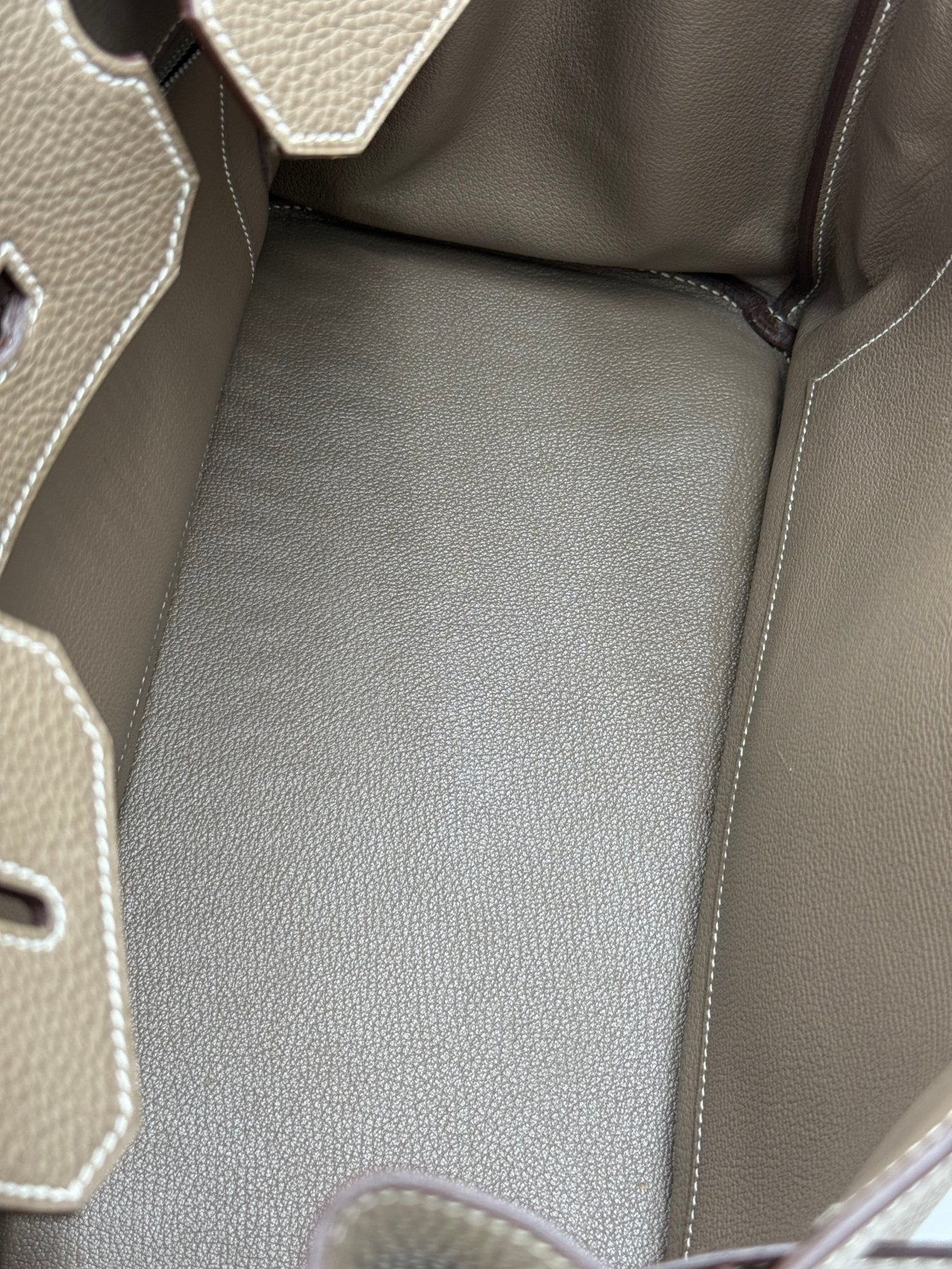 HERMÈS Birkin 35 Togo Etoupe PHW Innensicht mit hochwertigem Leder und sauberem Innenfutter, Zustand sehr gut.