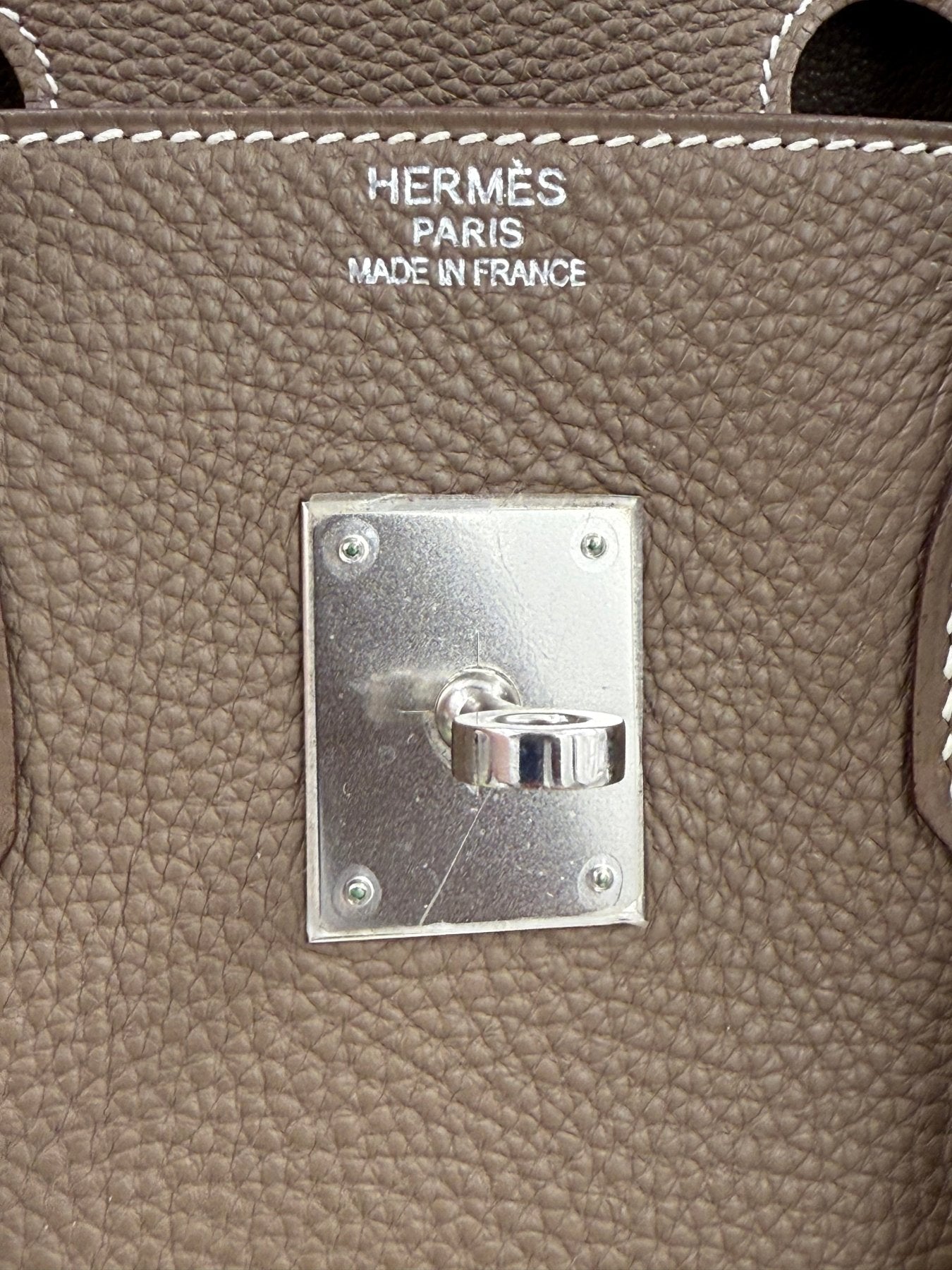 HERMÈS Birkin 35 Togo Etoupe PHW Detailaufnahme der Palladium-Hardware und Prägung "HERMÈS PARIS MADE IN FRANCE" auf Togo-Leder