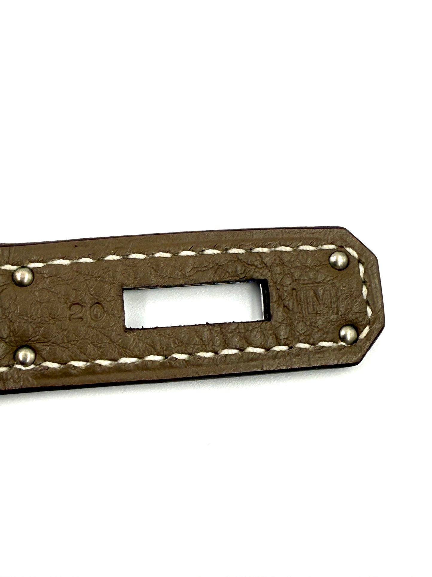 HERMÈS Birkin 35 Togo Etoupe PHW Lederriemen mit Datumsstempel und weißer Ziernaht detailgetreu gezeigt.