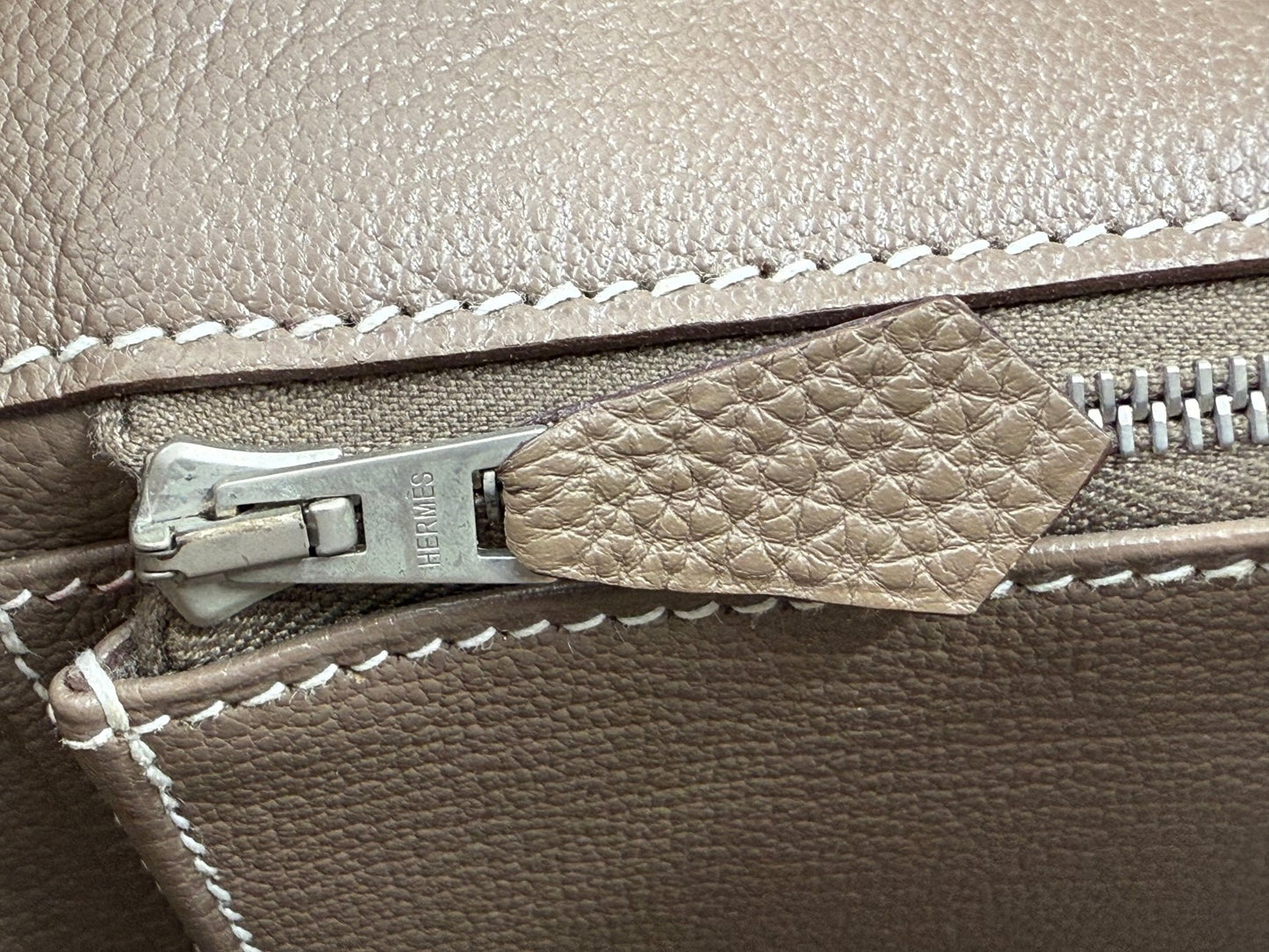 HERMÈS Birkin 35 Togo Etoupe PHW Reißverschlussdetail aus hochwertigem braunem Togo-Leder mit Palladium-Hardware.