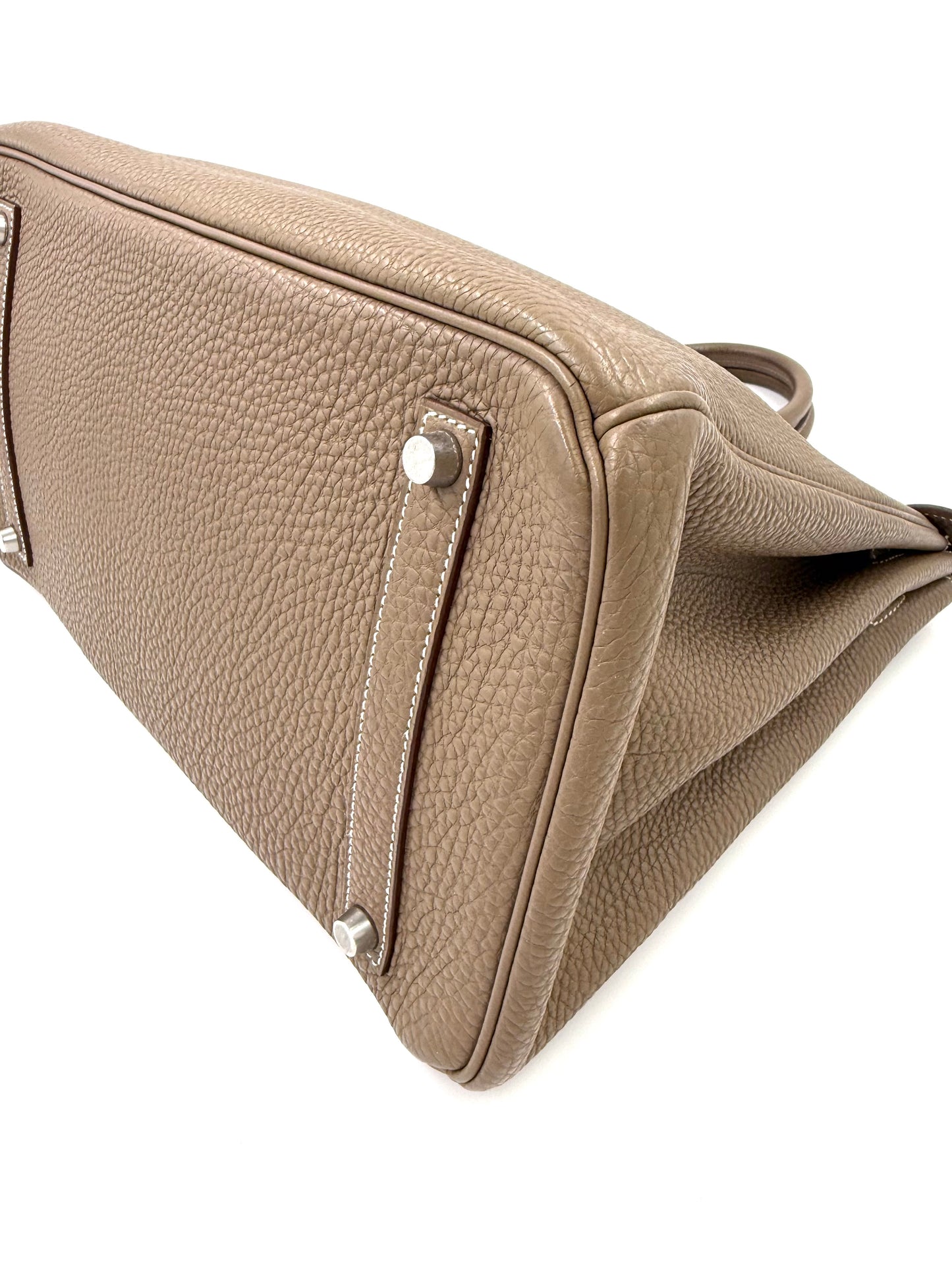 HERMÈS Birkin 35 Togo Etoupe PHW in hochwertigem Togo Leder mit Palladium-Hardware, Detailansicht der Unterseite.