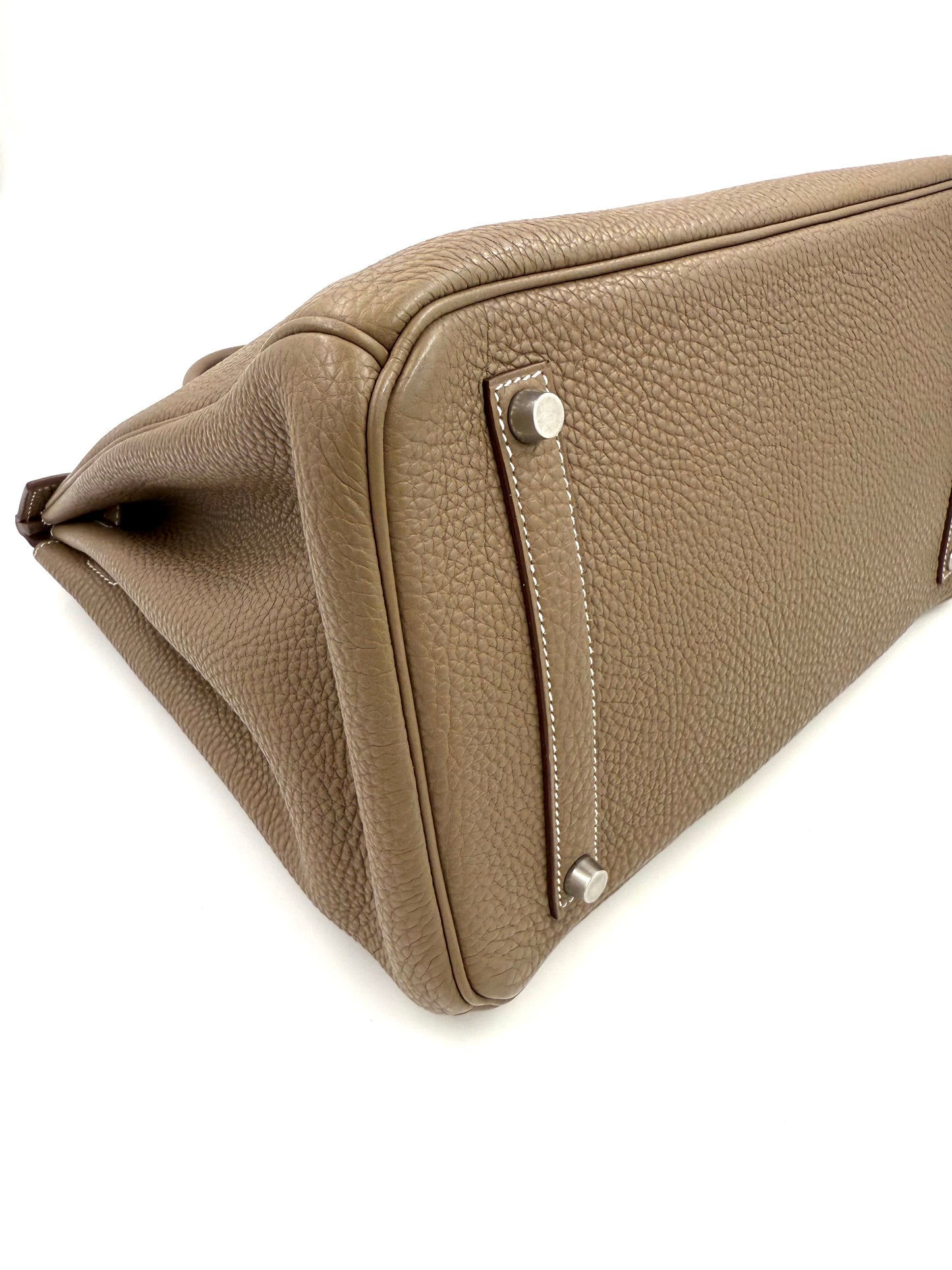HERMÈS Birkin 35 Togo Etoupe PHW Taschenboden mit silberner Palladium-Hardware und hochwertigem genarbtem Leder.