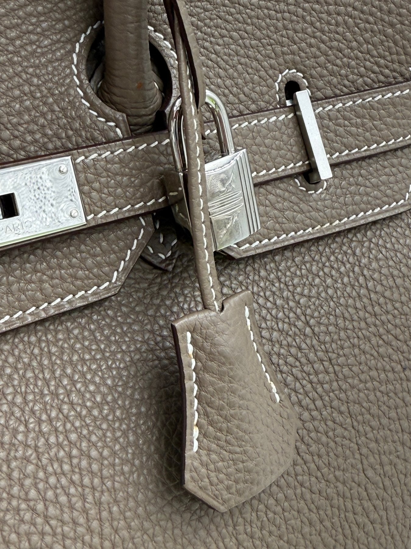 HERMÈS Birkin 35 Togo Etoupe PHW aus hochwertigem Togo-Leder mit Palladium-Hardware und Schlossdetail.
