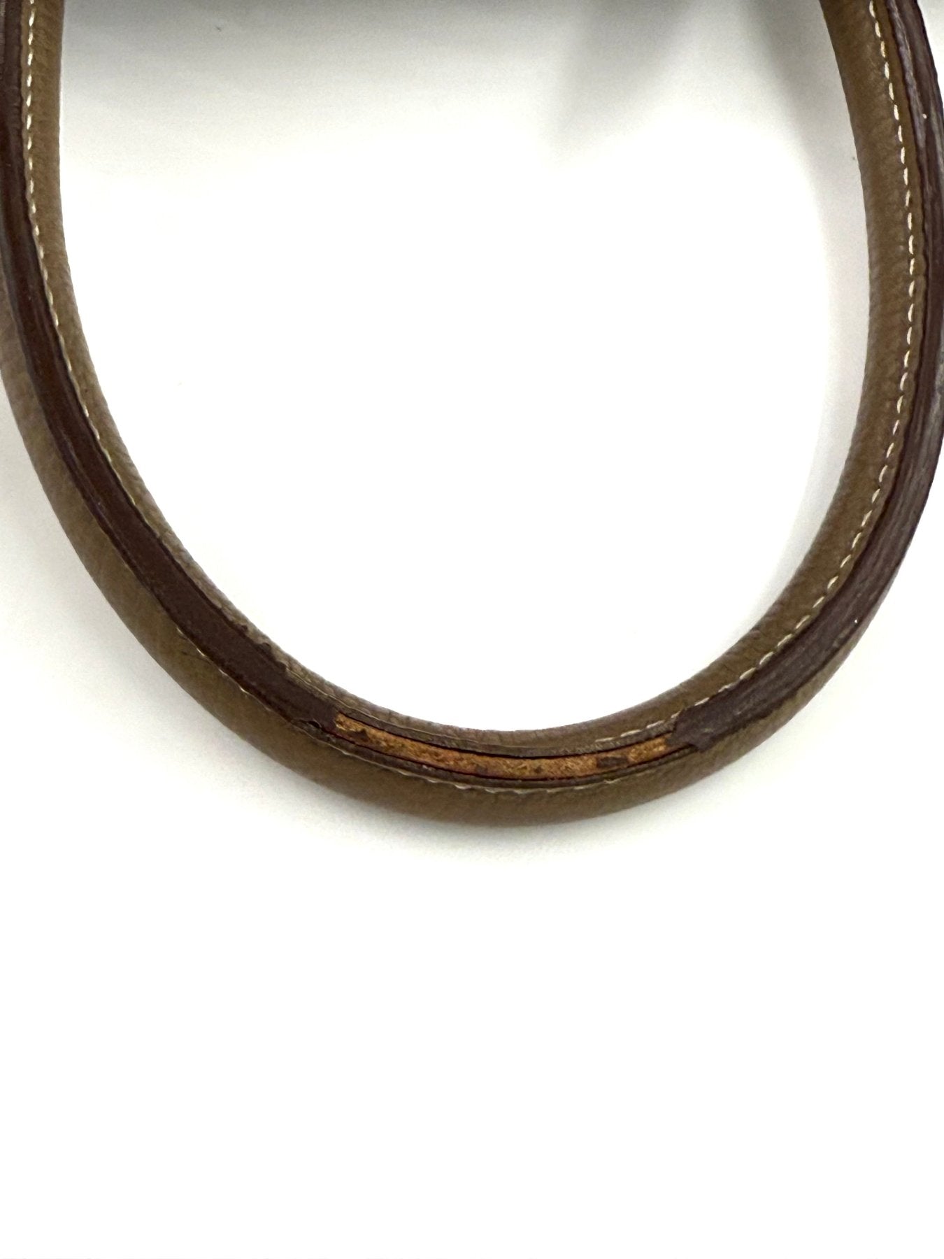 HERMÈS Birkin 35 Togo Etoupe PHW Griff mit minimalem Abrieb an der Kantenfarbe, hochwertige Lederqualität sichtbar.